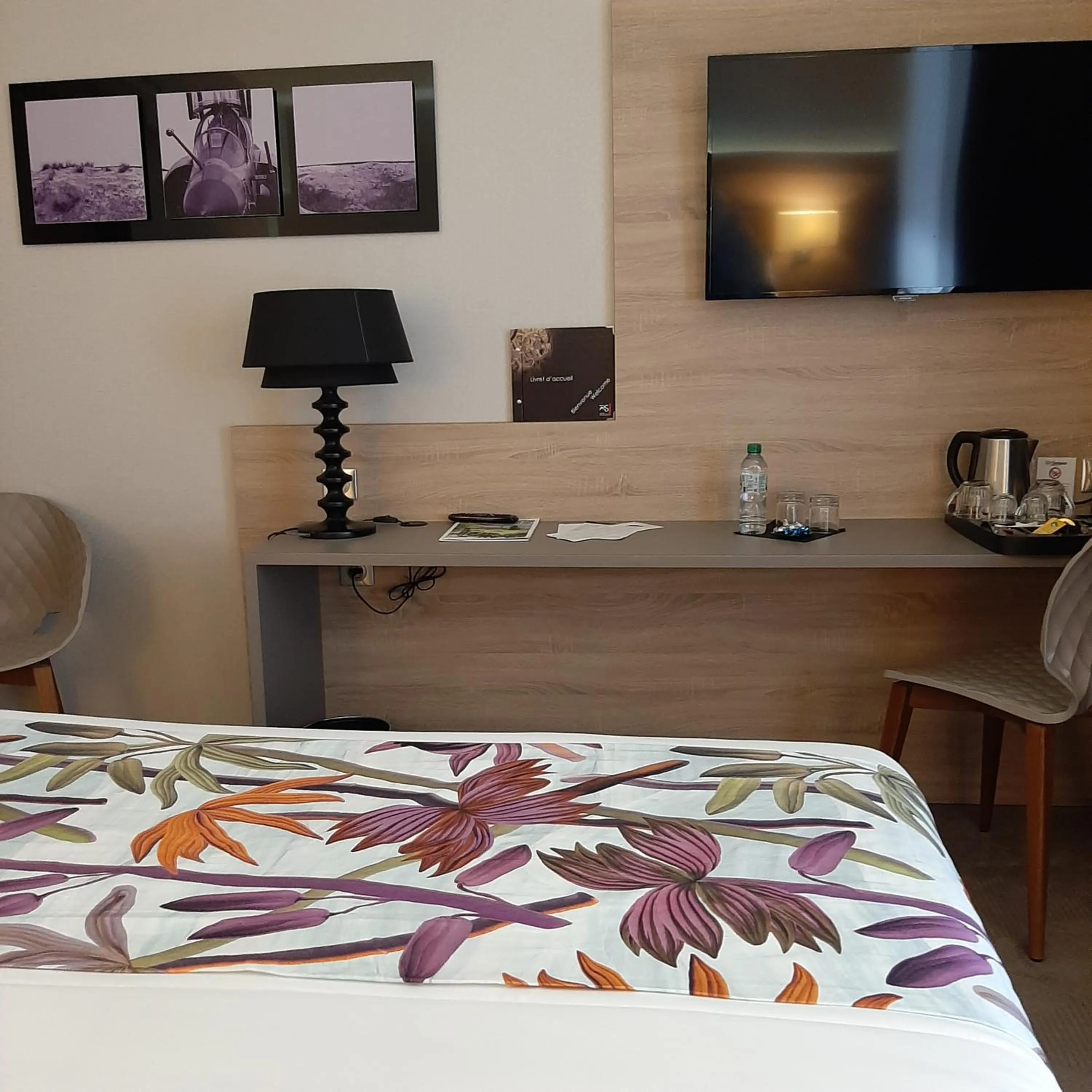 Bed in Logis Hotel Relais Saint Jacques - Châteauroux