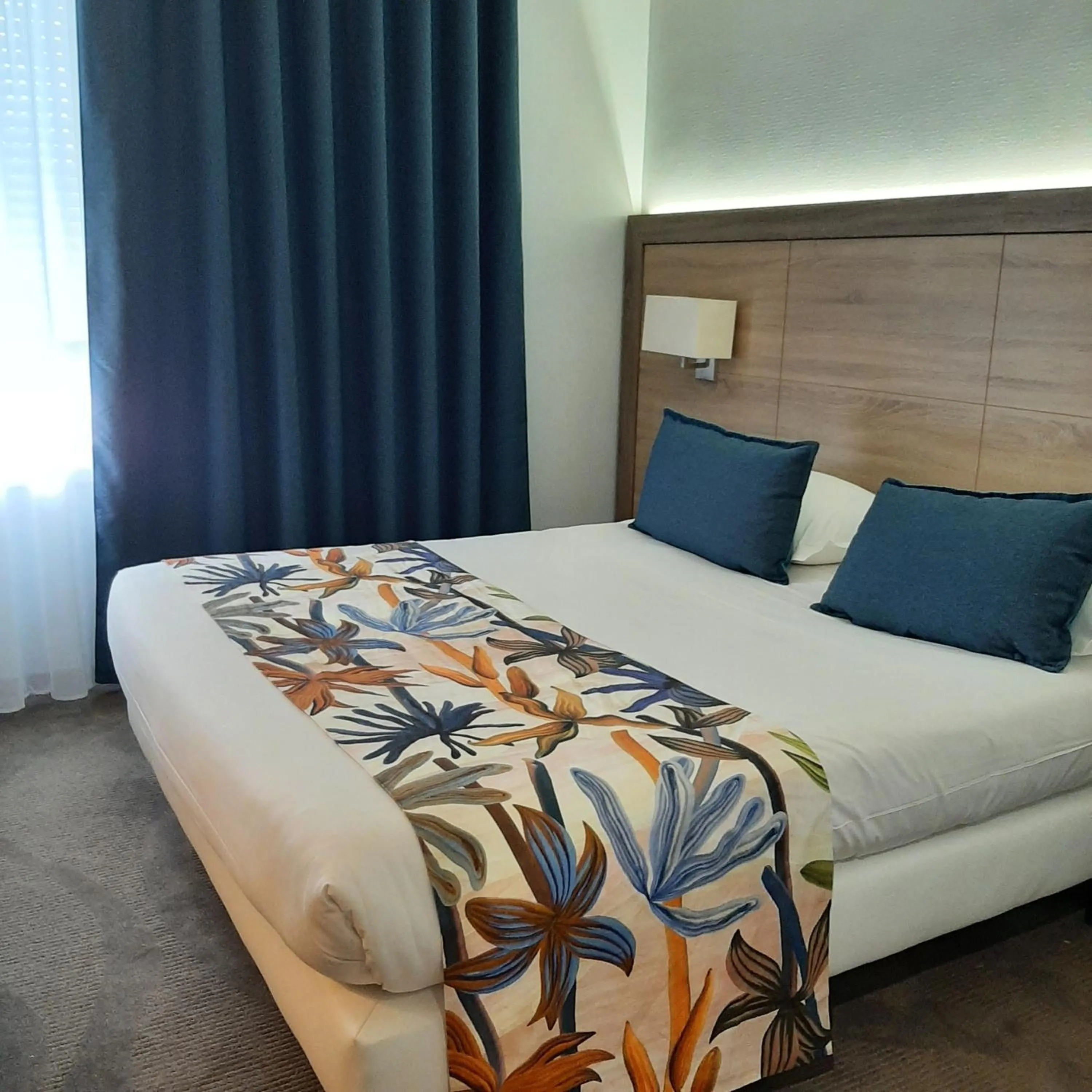 Bed in Logis Hotel Relais Saint Jacques - Châteauroux