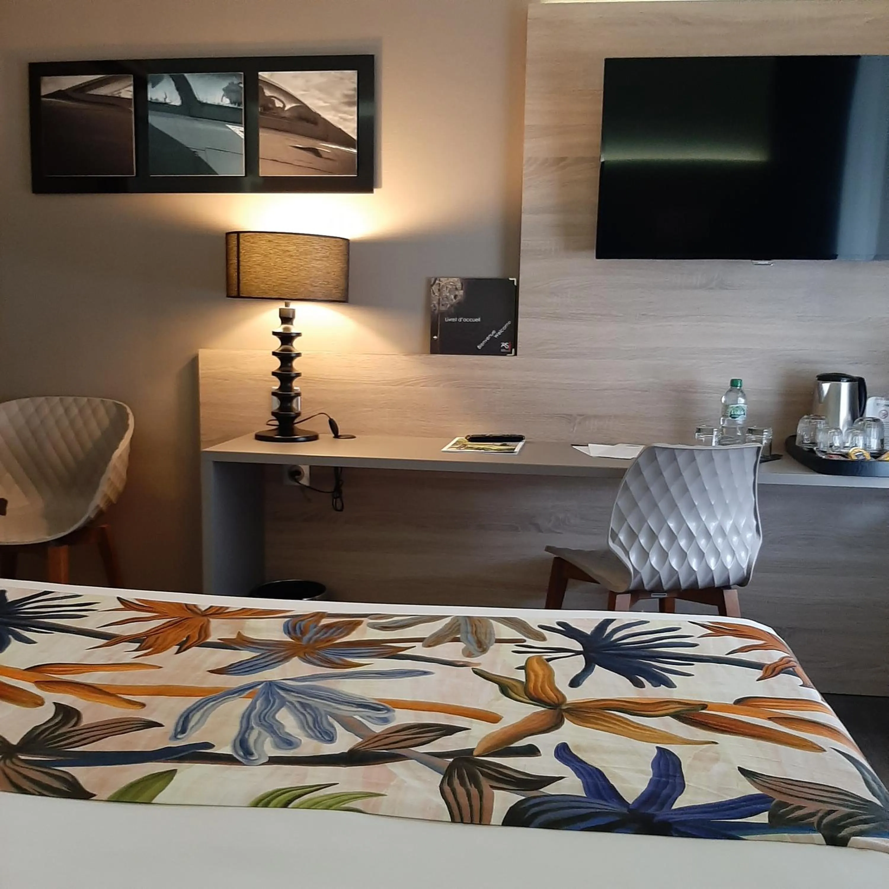 Bed in Logis Hotel Relais Saint Jacques - Châteauroux