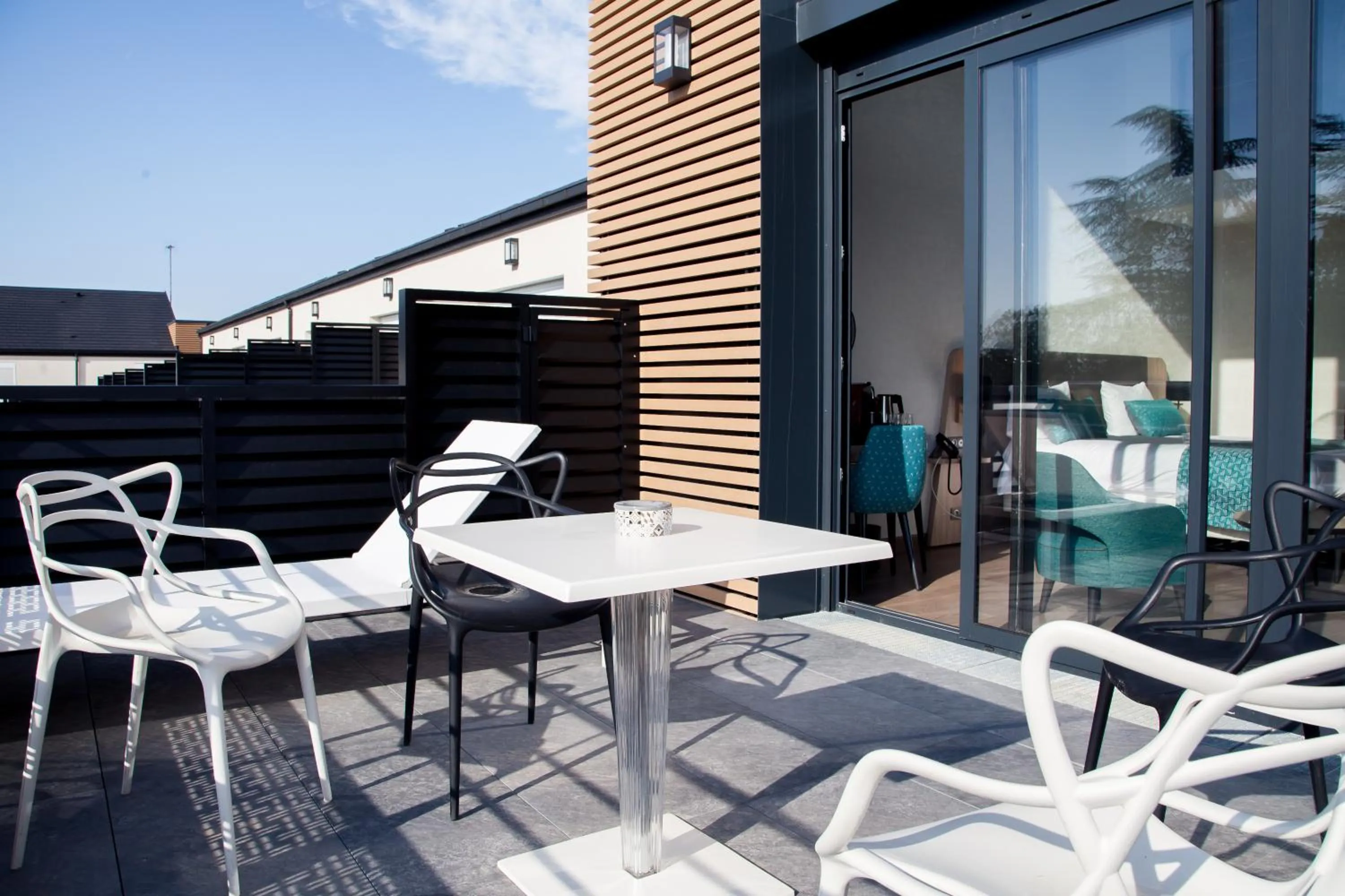 Patio in Logis Hotel Relais Saint Jacques - Châteauroux