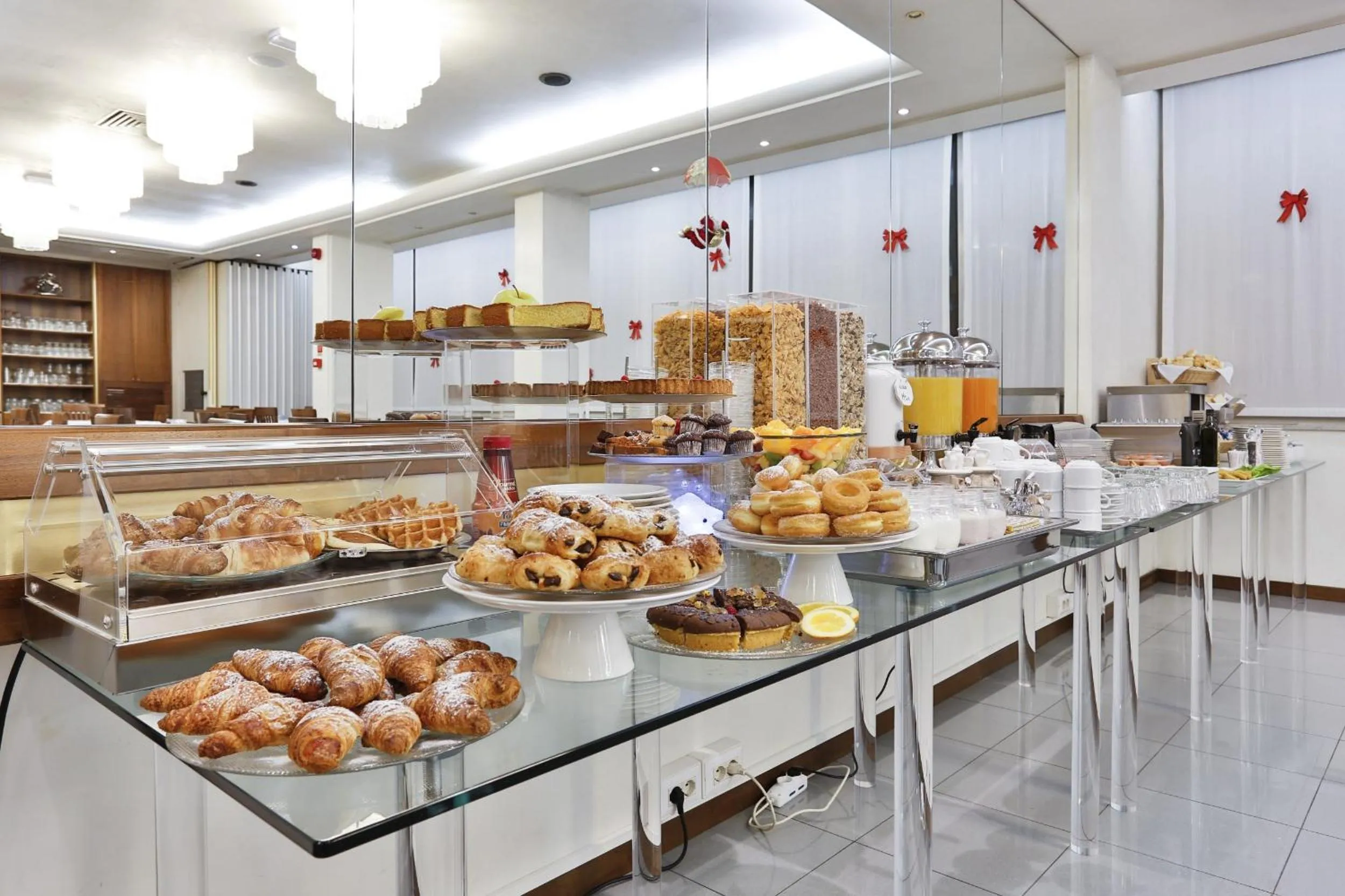 Restaurant/places to eat in Hotel Sunset