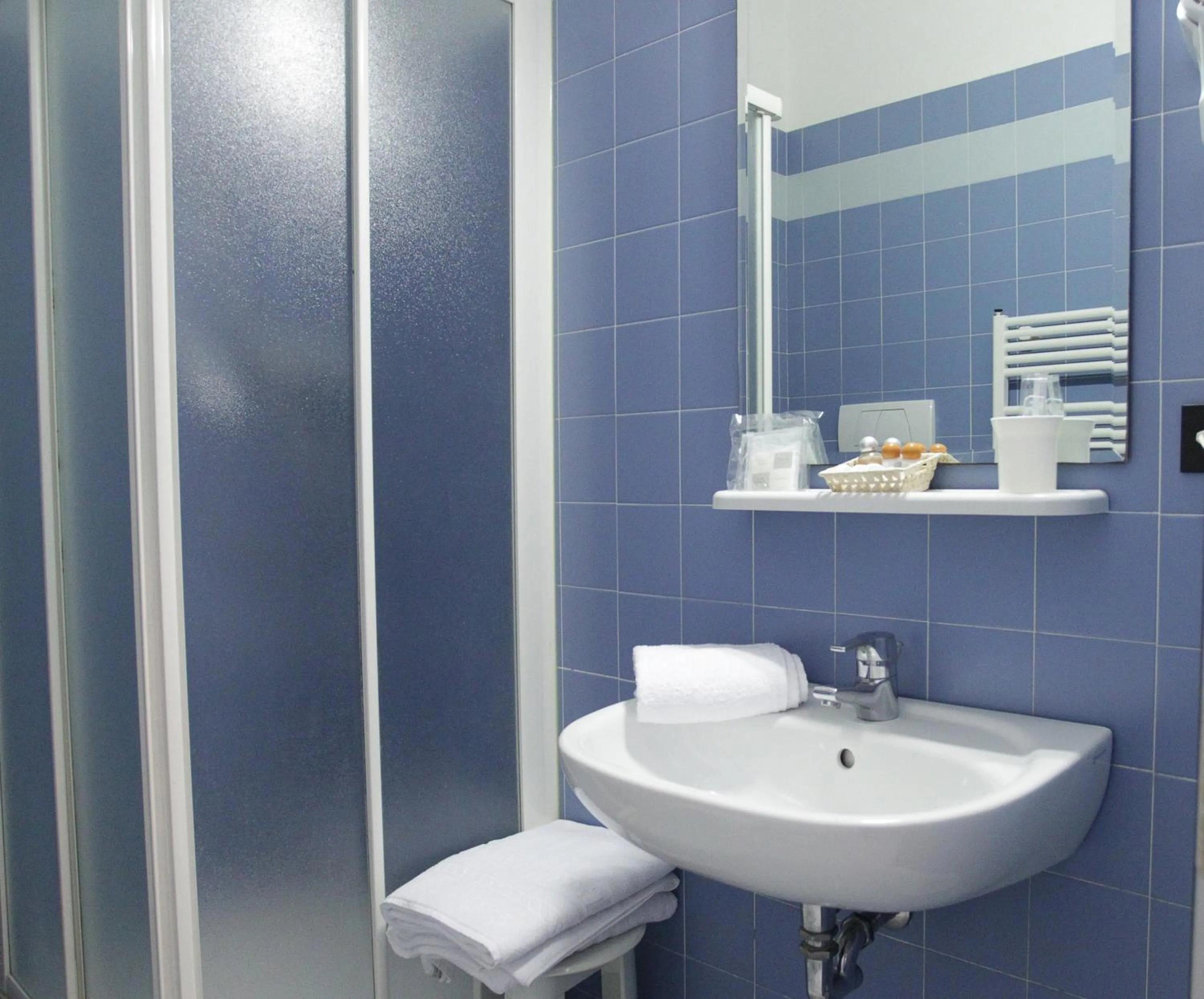 Shower in Hotel Sunset