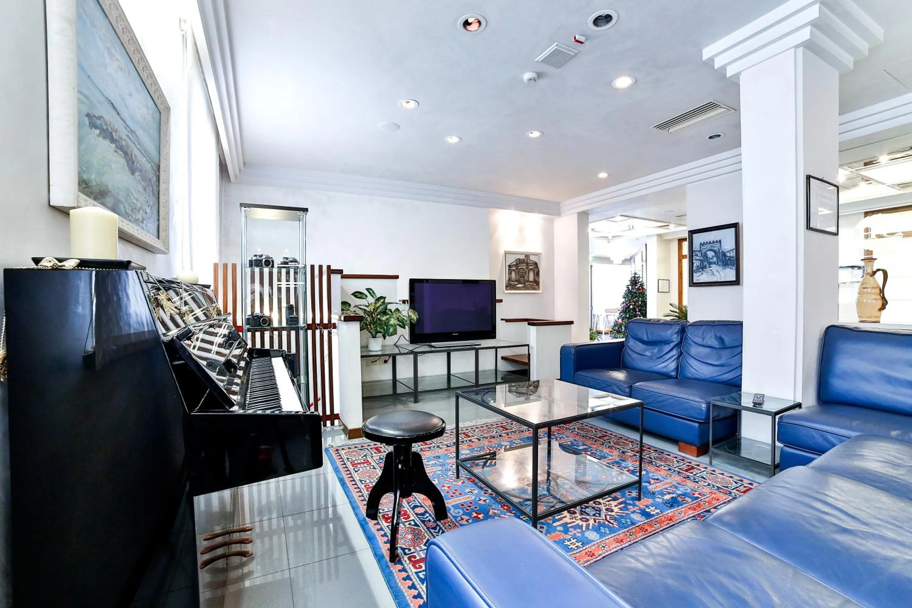 Communal lounge/ TV room in Hotel Sunset