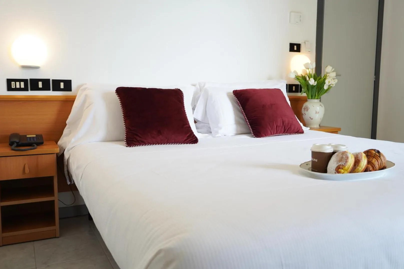 Photo of the whole room, Bed in Hotel Sunset