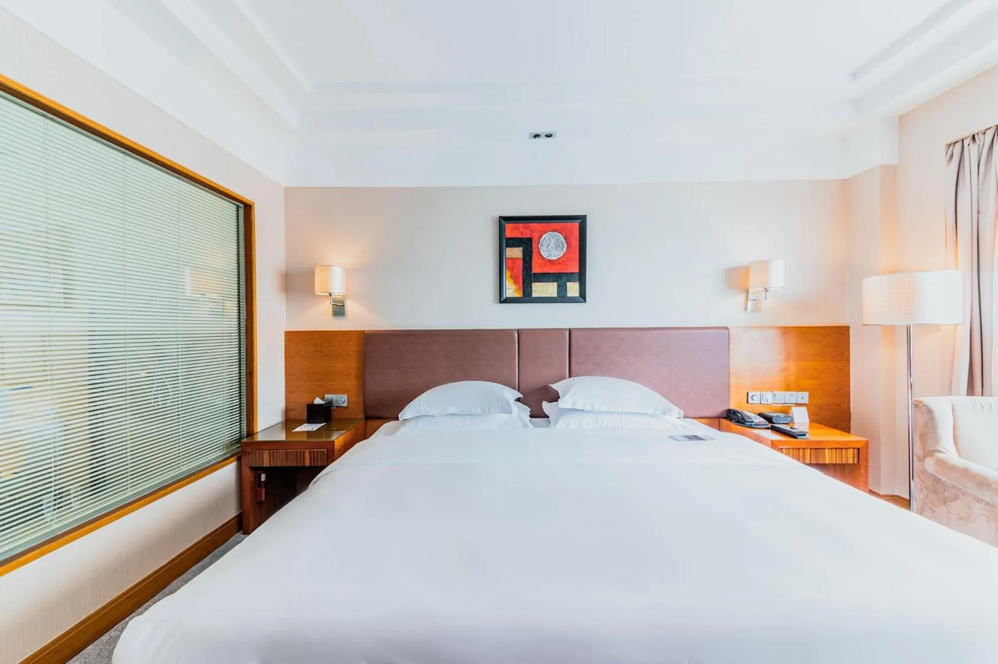 Photo of the whole room, Bed in Crowne Plaza City Center Ningbo by IHG