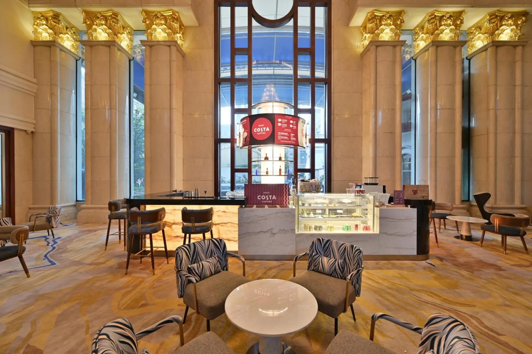 Lounge or bar in Crowne Plaza City Center Ningbo by IHG