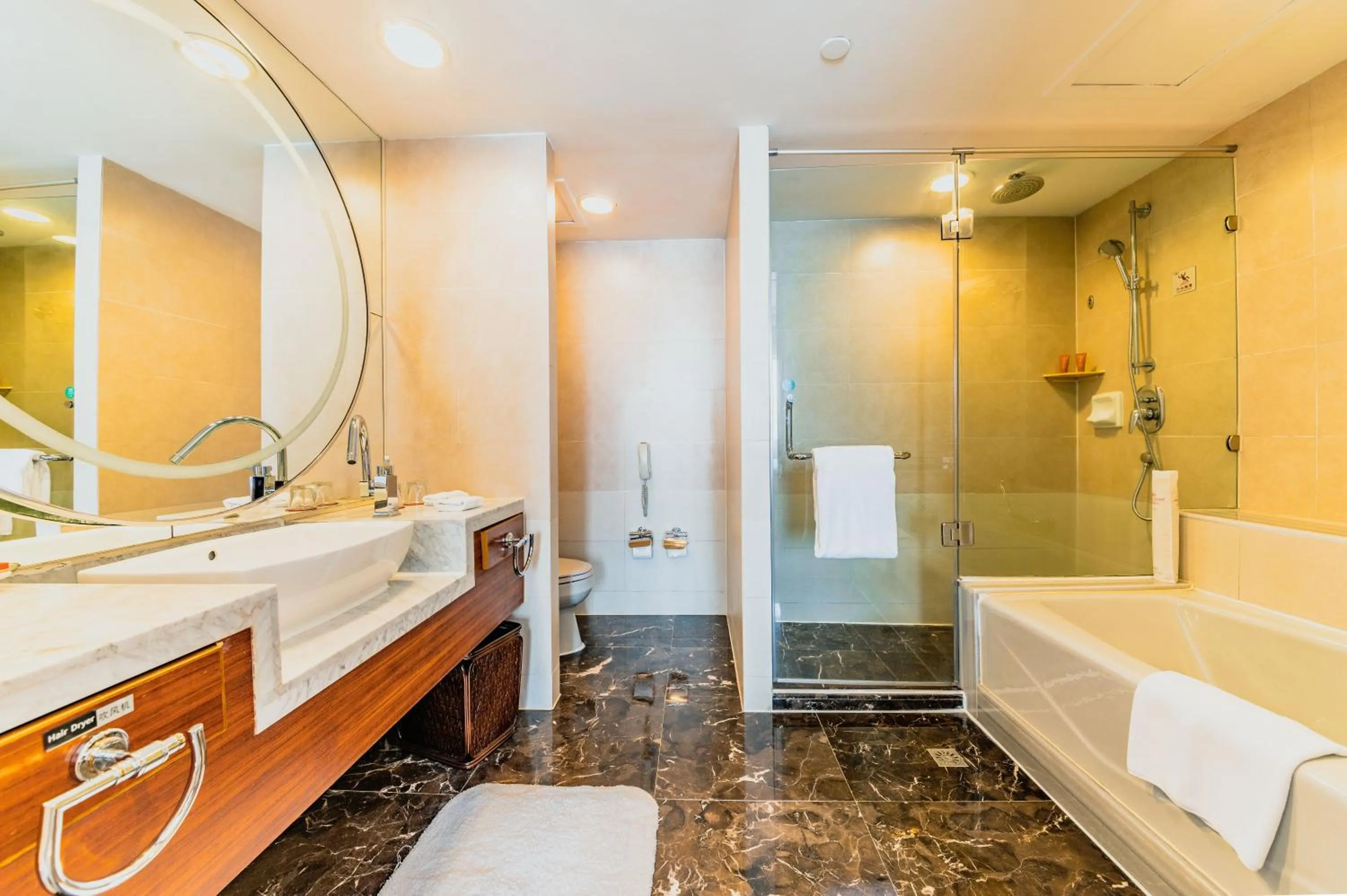 Toilet in Crowne Plaza City Center Ningbo by IHG