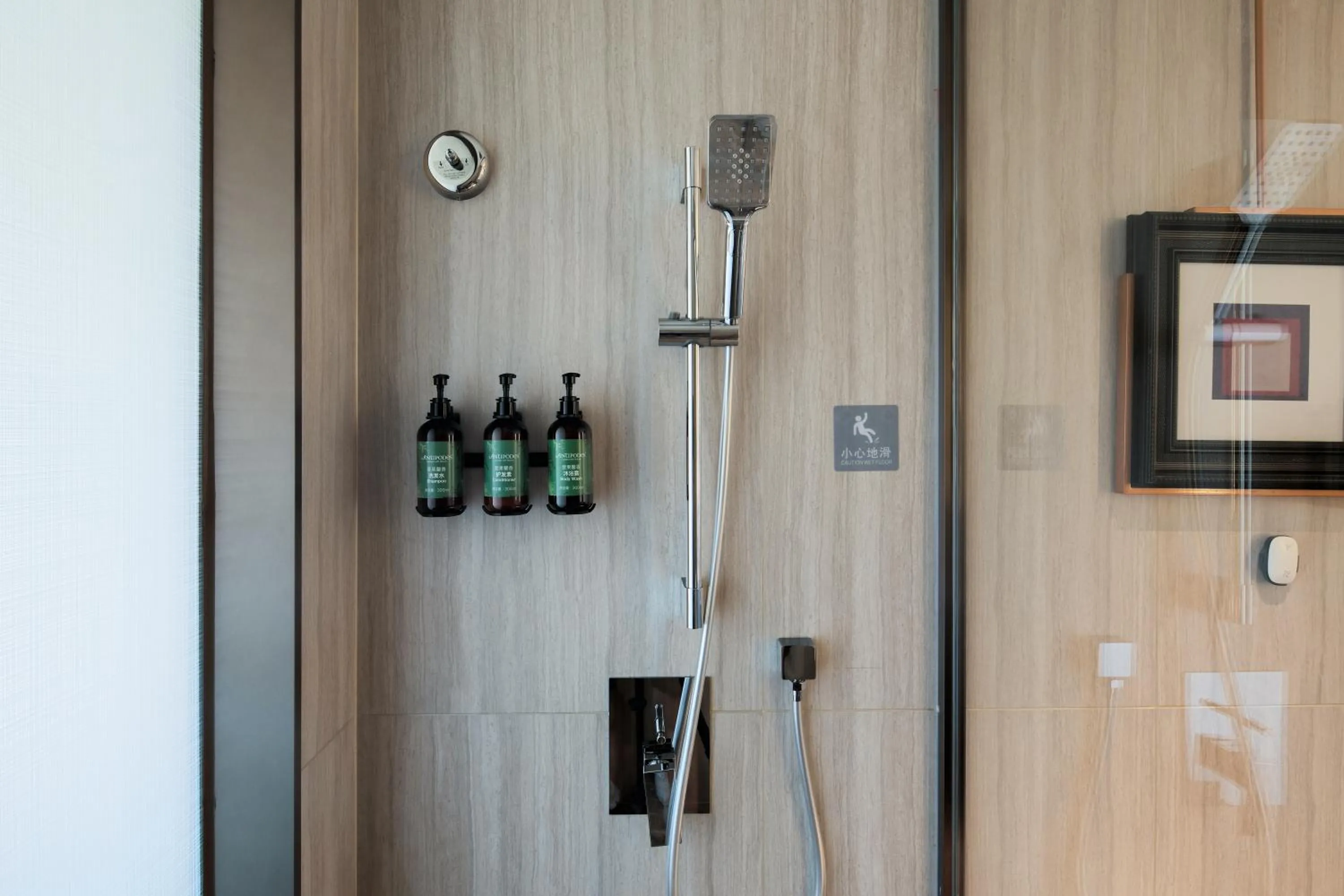 Toilet in Crowne Plaza City Center Ningbo by IHG