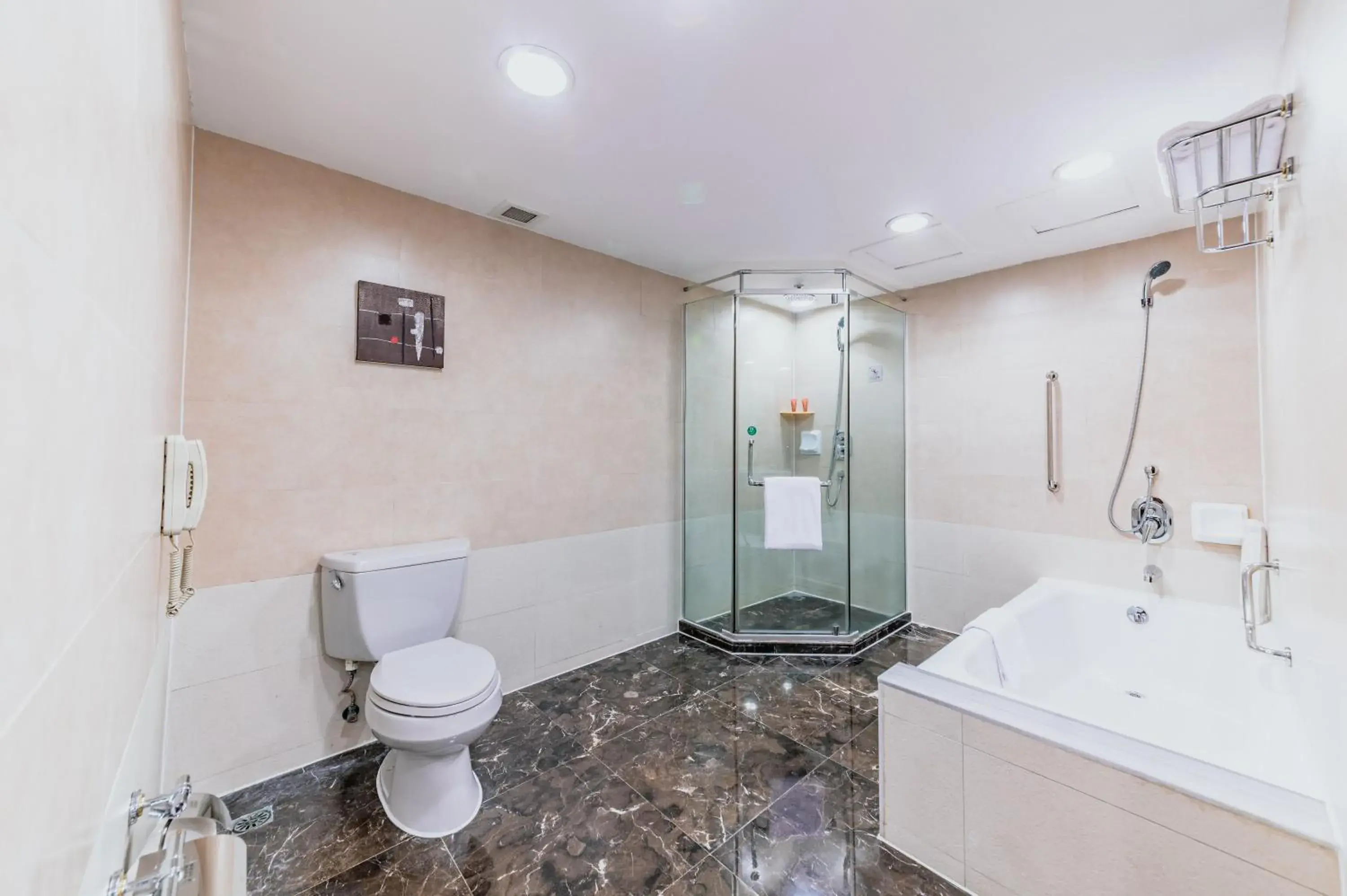 One-Bedroom Suite in Crowne Plaza City Center Ningbo by IHG - Near Ningbo Railway Station One-Bedroom Suite in Crowne Plaza City Center Ningbo by IHG - Near Ningbo Railway Station
