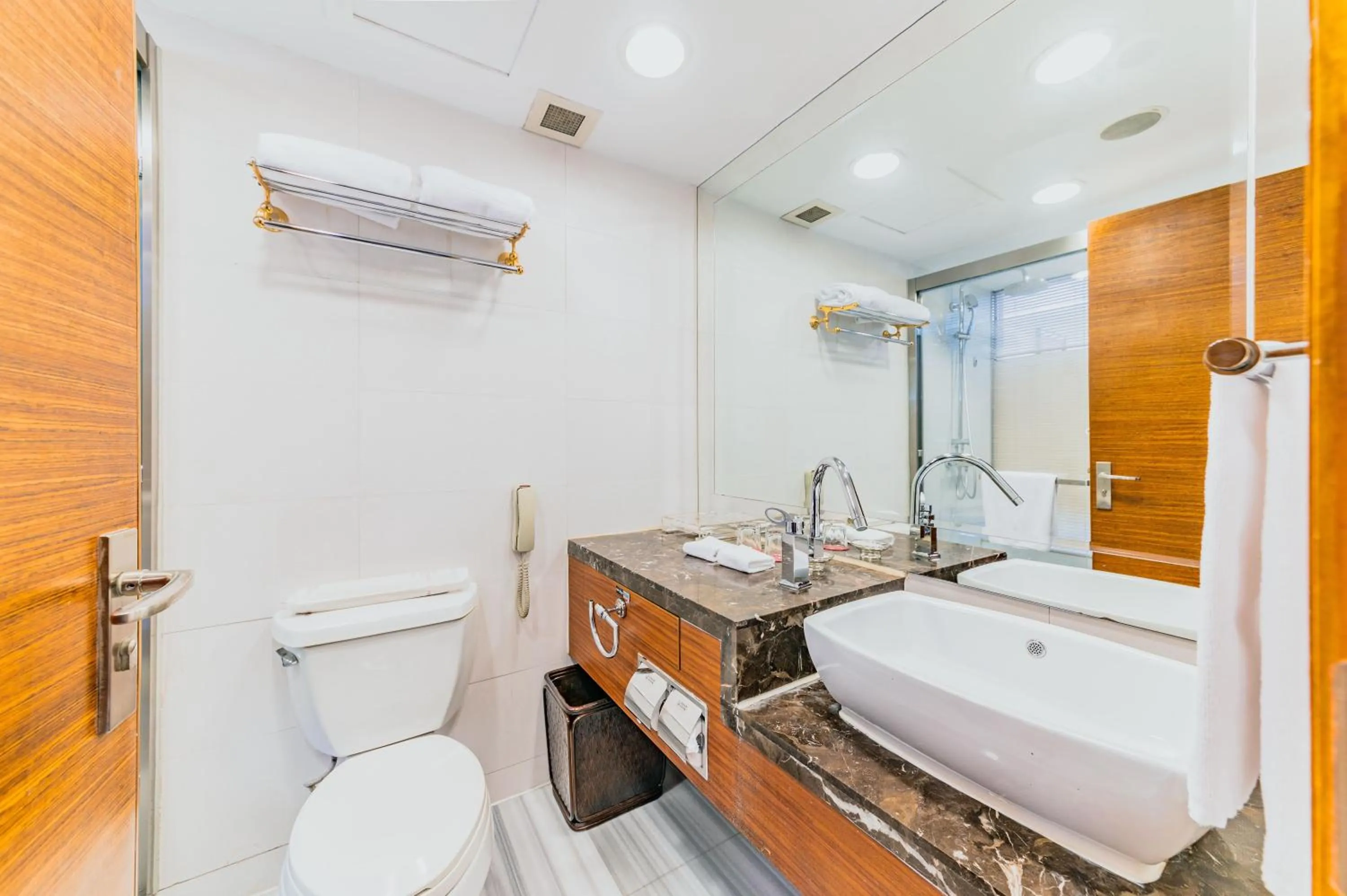 Bedroom in Crowne Plaza City Center Ningbo by IHG