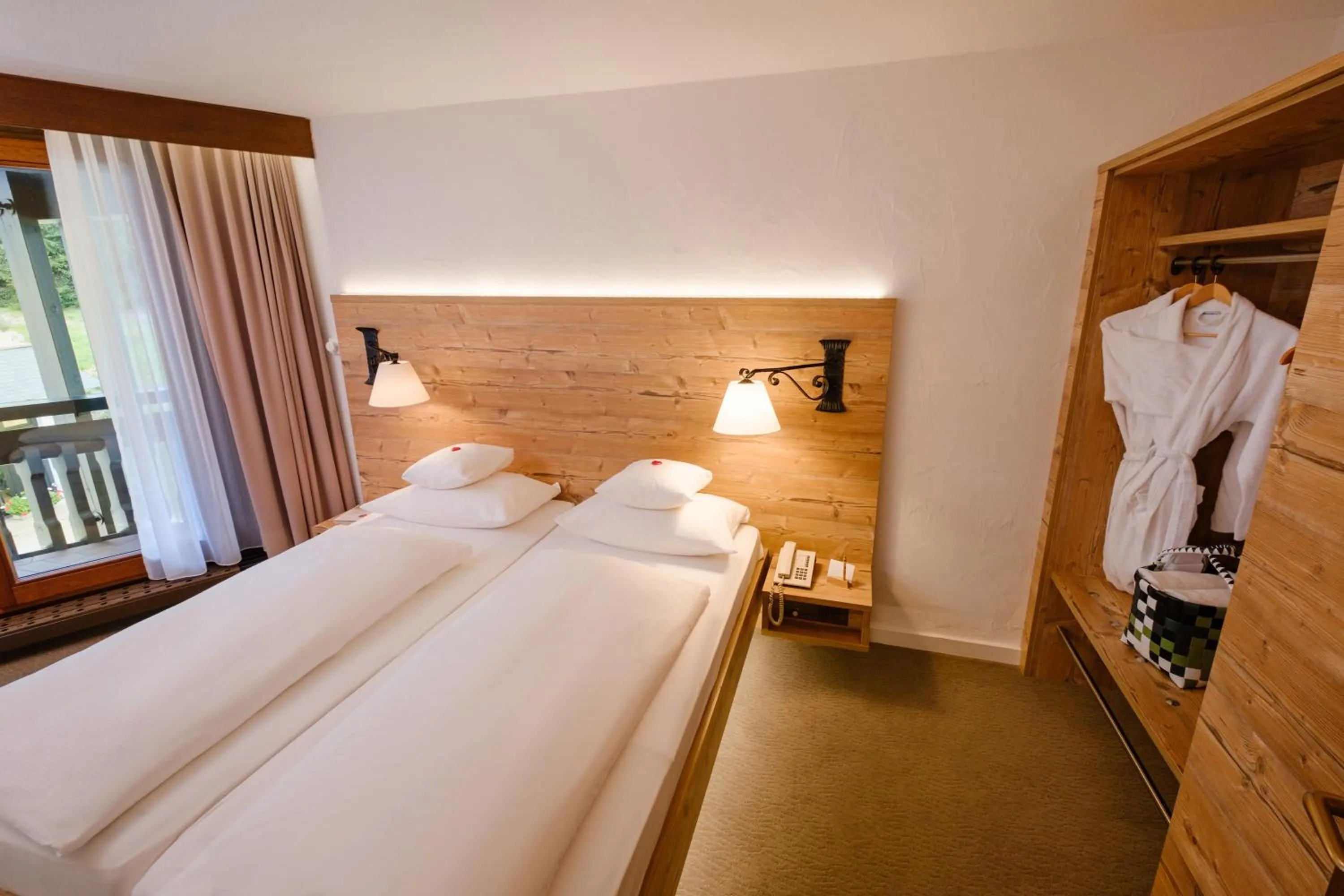 Bedroom, Bed in Hotel Vier Jahreszeiten am Schluchsee