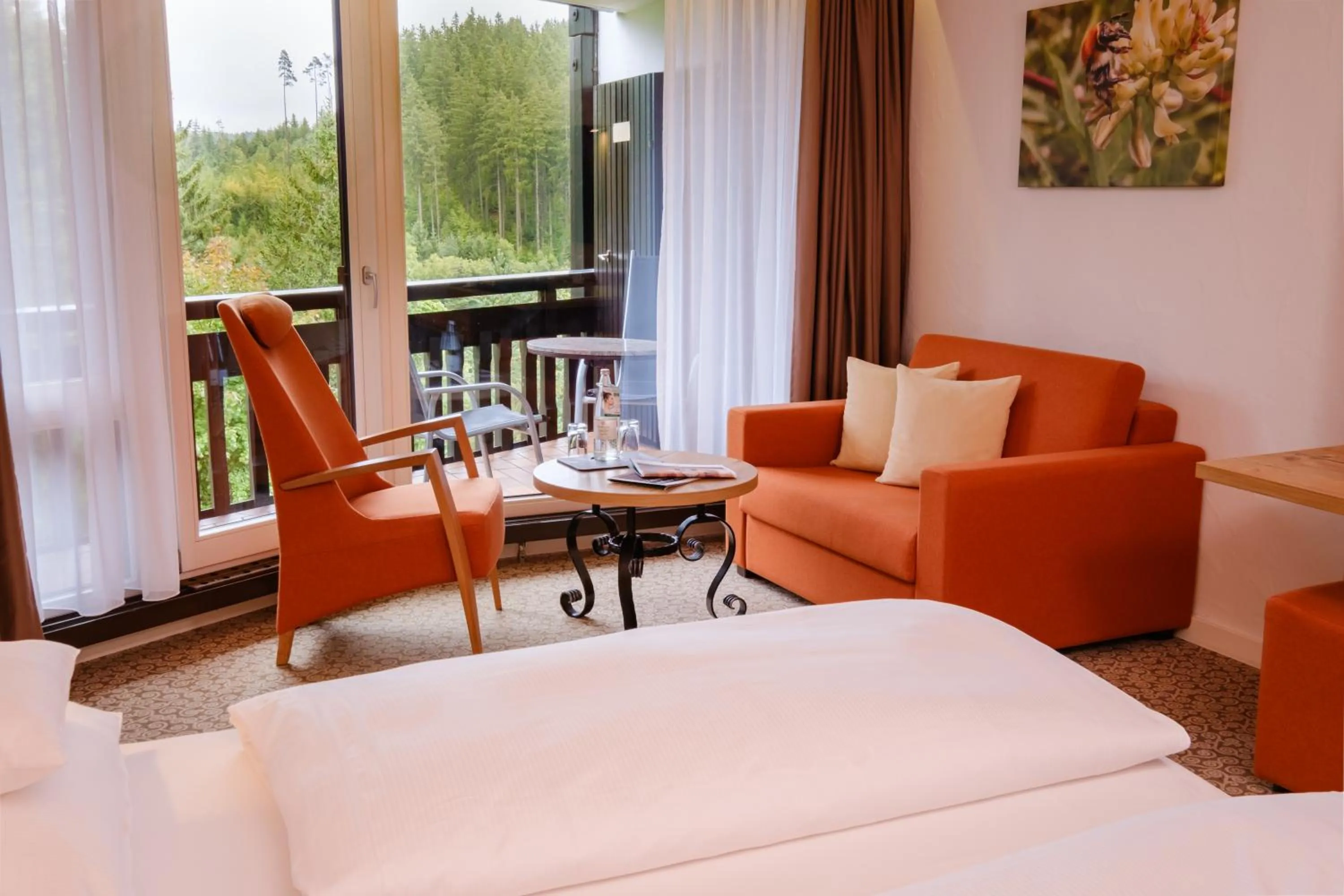 Seating area, Bed in Hotel Vier Jahreszeiten am Schluchsee