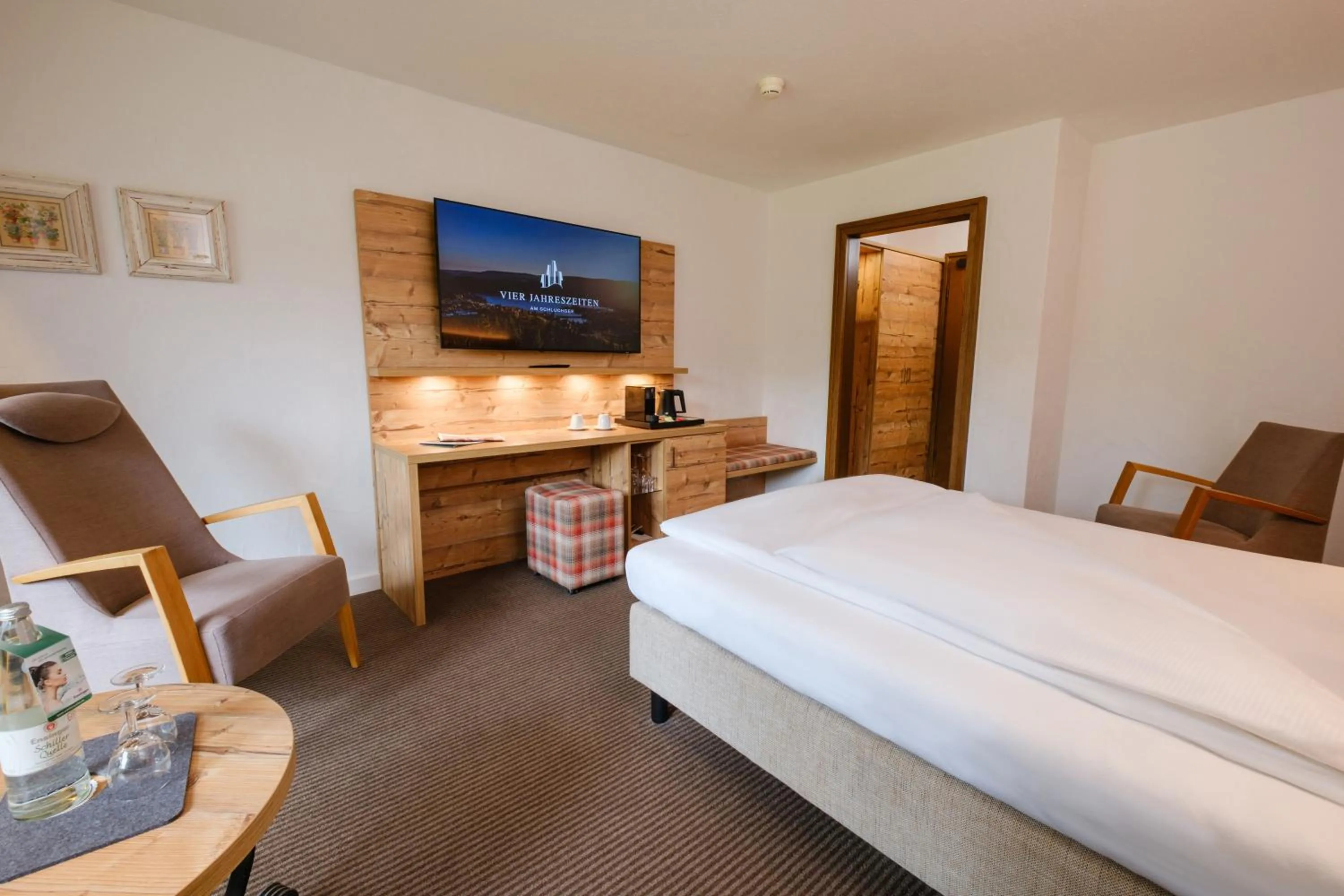 Photo of the whole room, Bed in Hotel Vier Jahreszeiten am Schluchsee