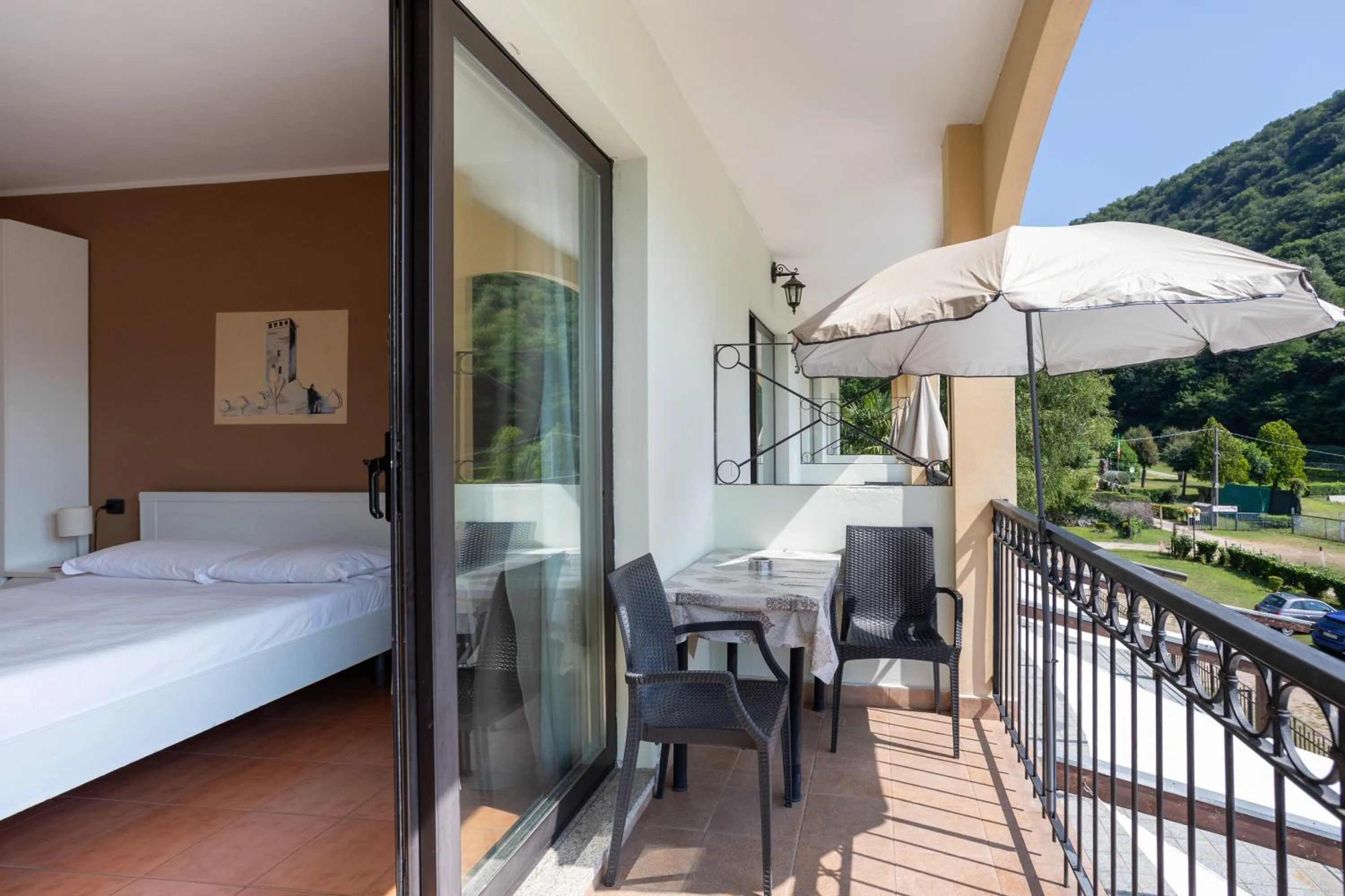 Property building, Bed in Hotel Fontaine Bleue