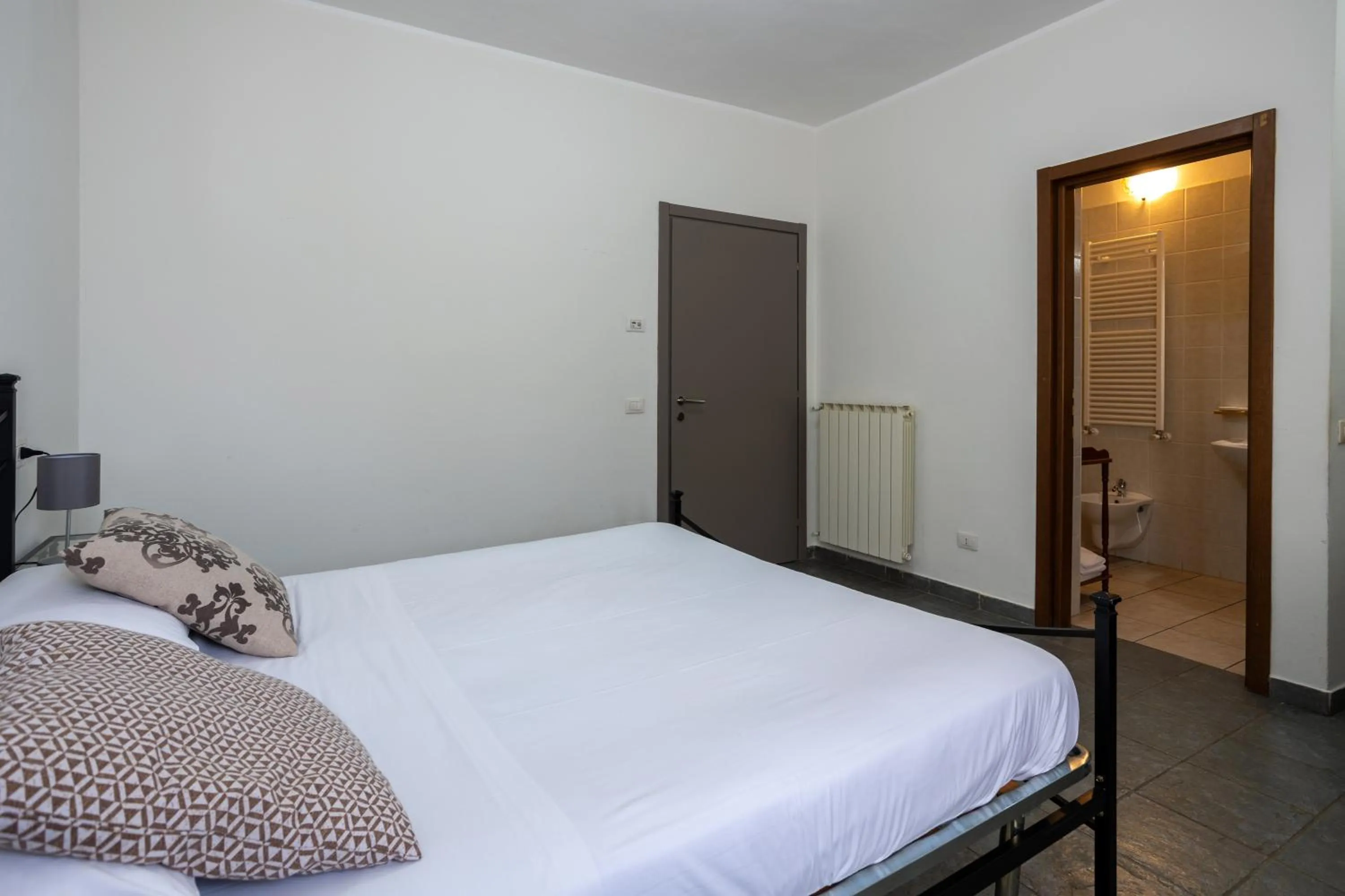 Bedroom, Bed in Hotel Fontaine Bleue