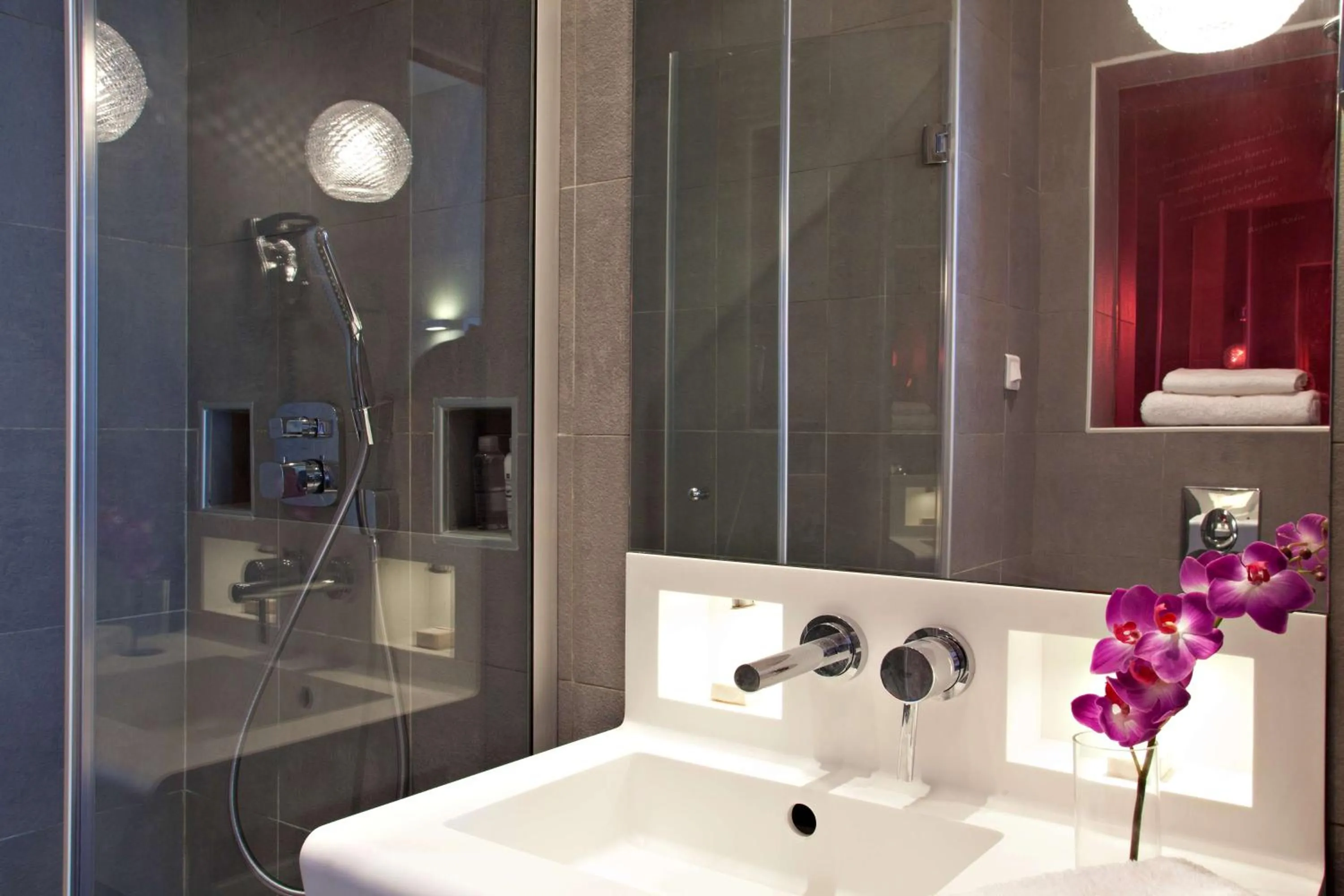 Photo of the whole room in Hotel Elysée Secret