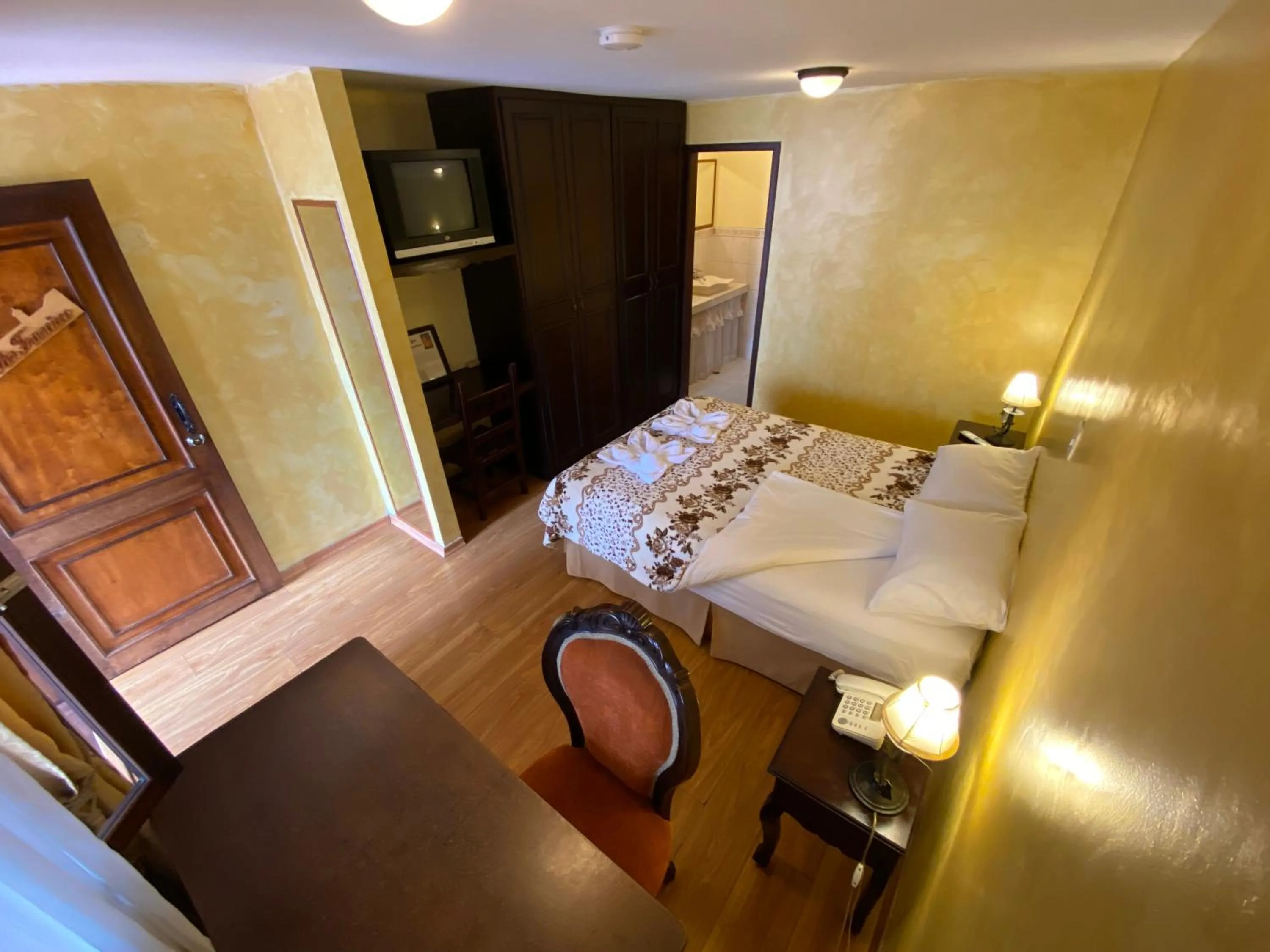 Photo of the whole room, Bed in Golden Rest Latacunga