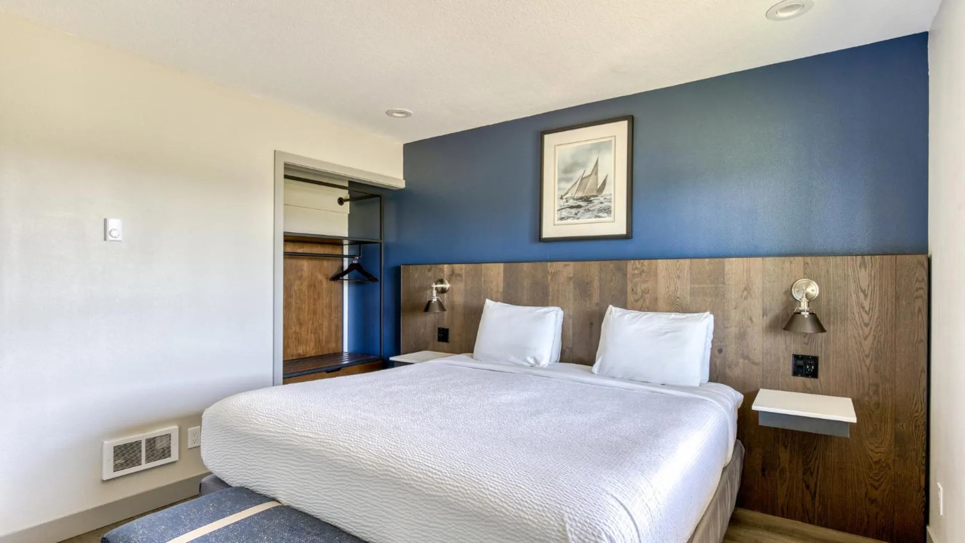 Bedroom, Bed in Lighthouse Oceanfront Resort