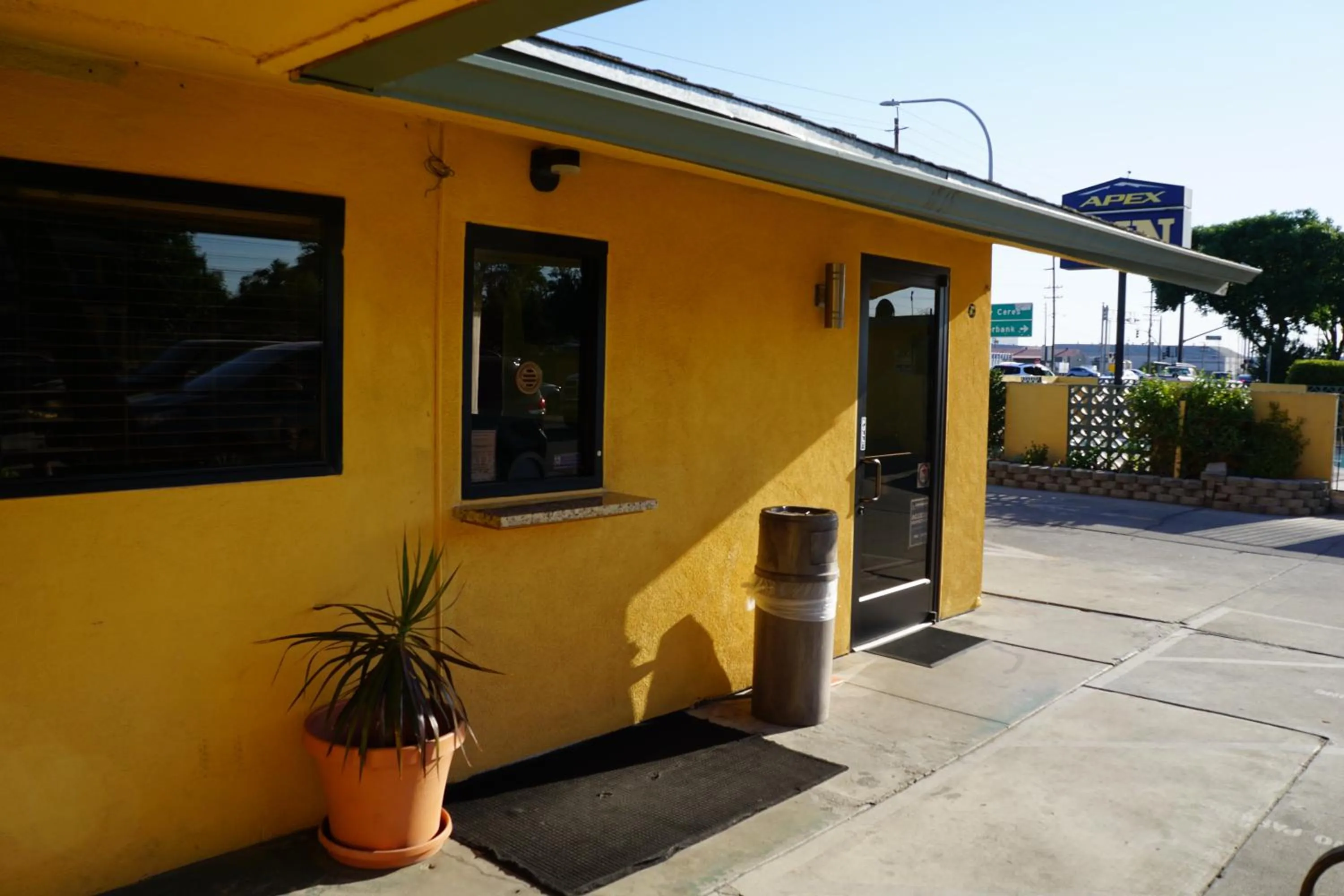 Facade/entrance in Apex Inn