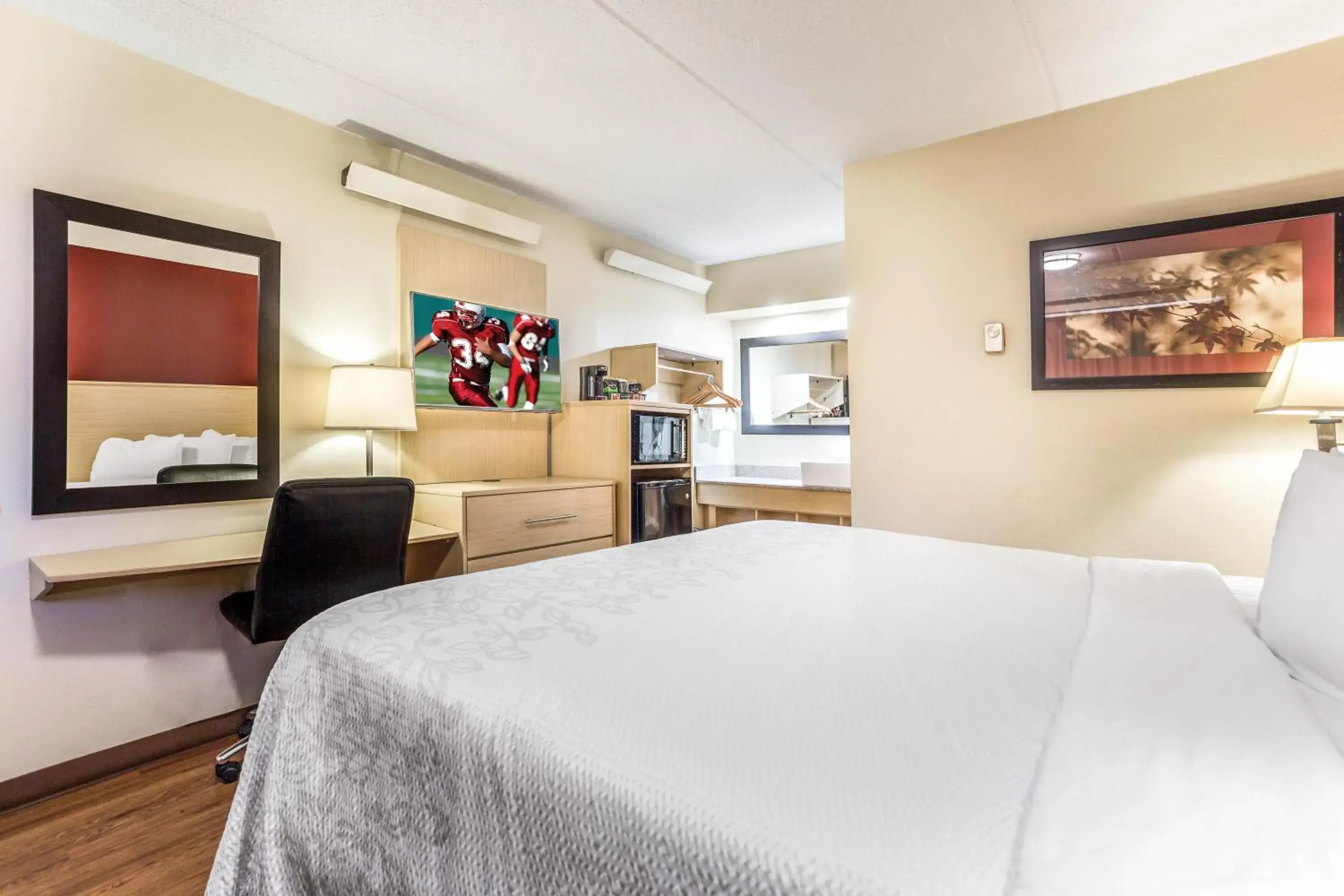 Deluxe King Room Smoke Free in Red Roof Inn PLUS+ Nashville North Goodlettsville Deluxe King Room Smoke Free in Red Roof Inn PLUS+ Nashville North Goodlettsville