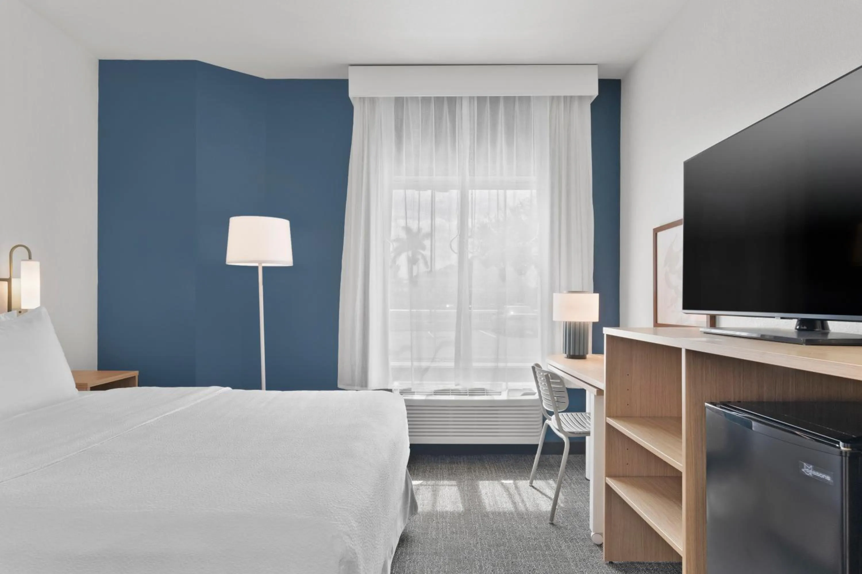 Bedroom, Bed in Spark by Hilton Orlando near SeaWorld