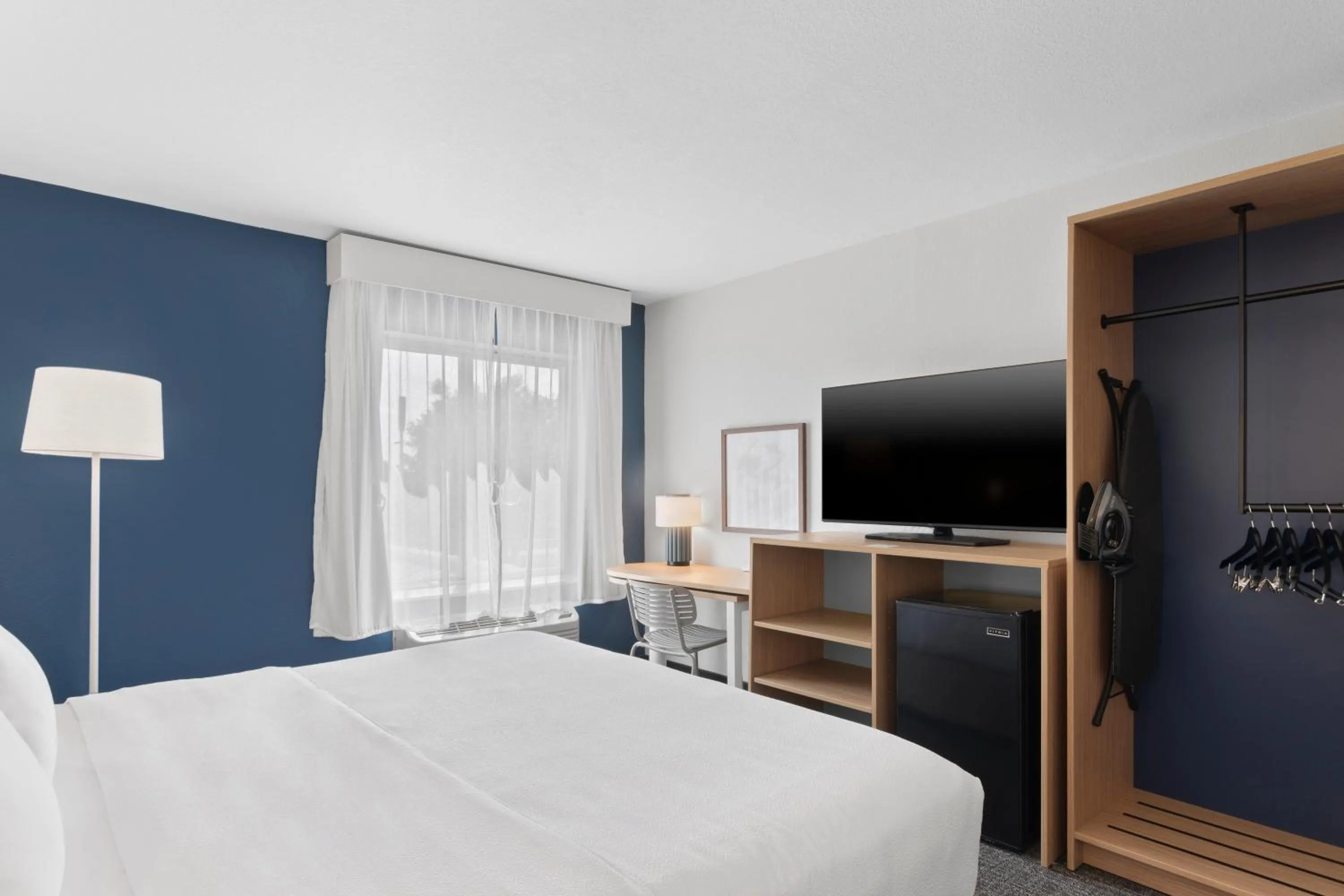 Bedroom, Bed in Spark by Hilton Orlando near SeaWorld