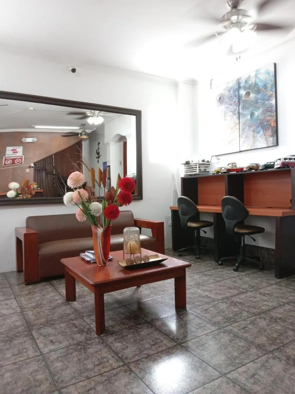 Living room in Hoteles en Guayaquil - Suites Guayaquil Cerca del Aeropuerto