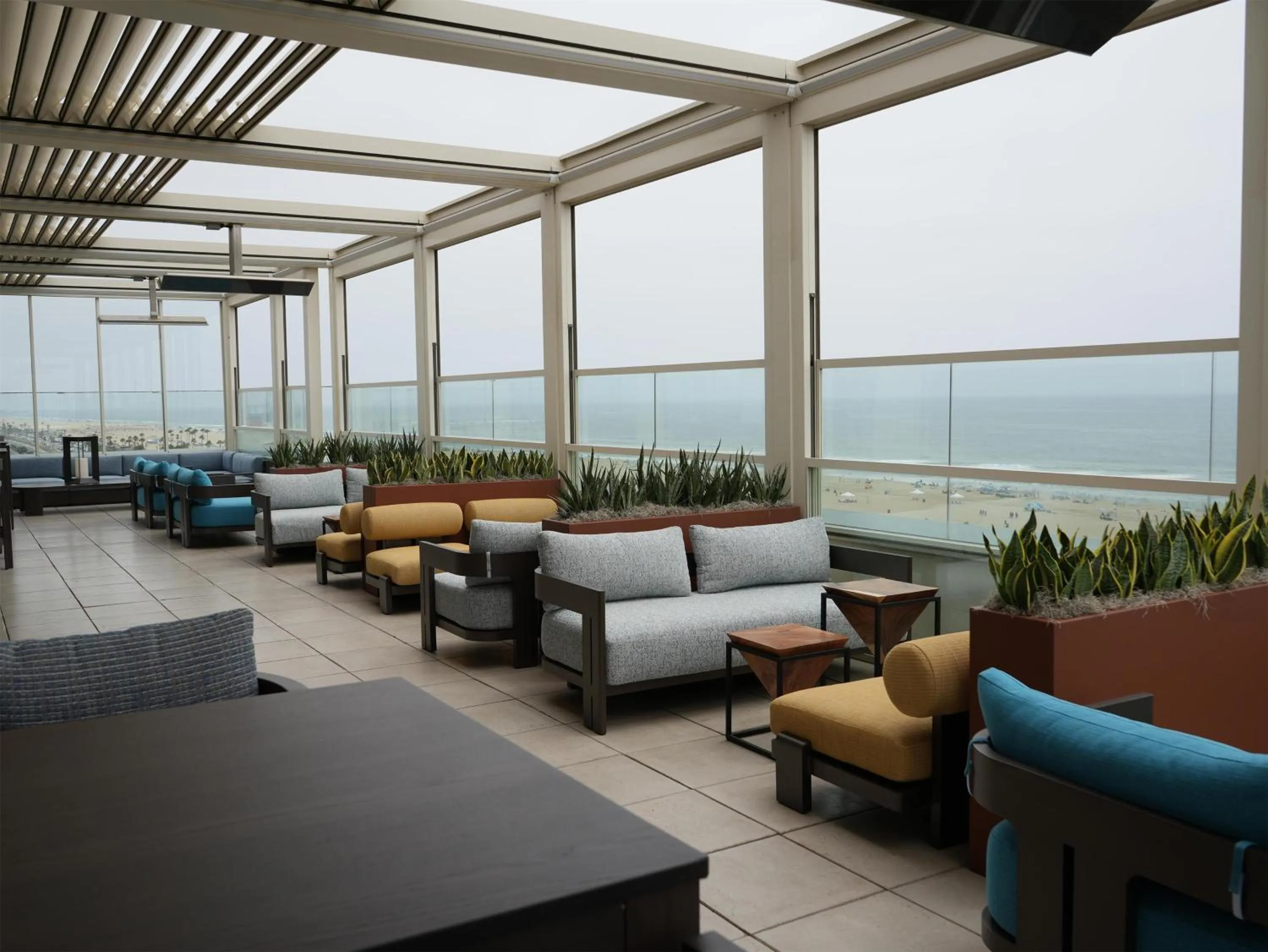Lounge or bar in The Waterfront Beach Resort, A Hilton Hotel