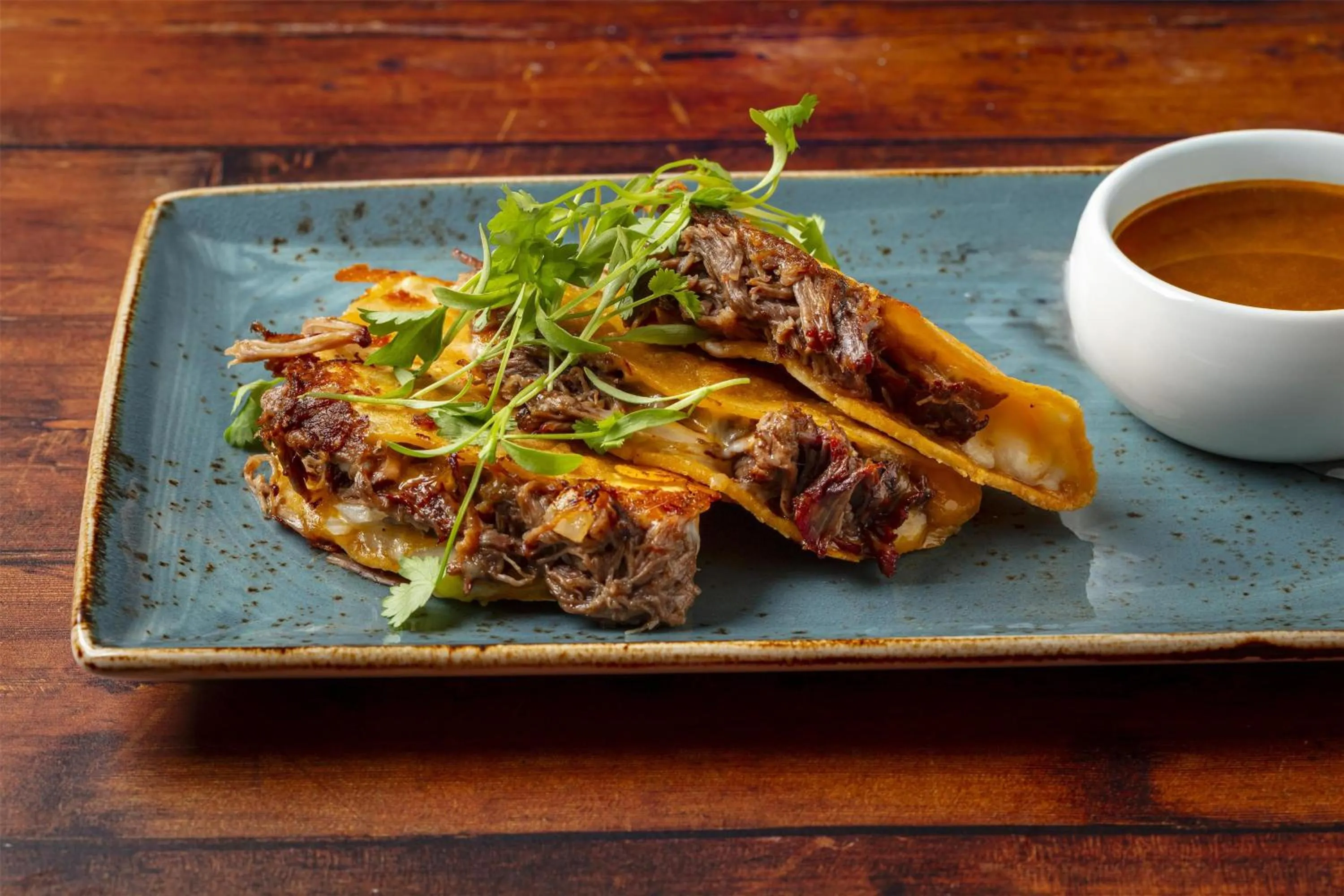 Lounge or bar in The Waterfront Beach Resort, A Hilton Hotel