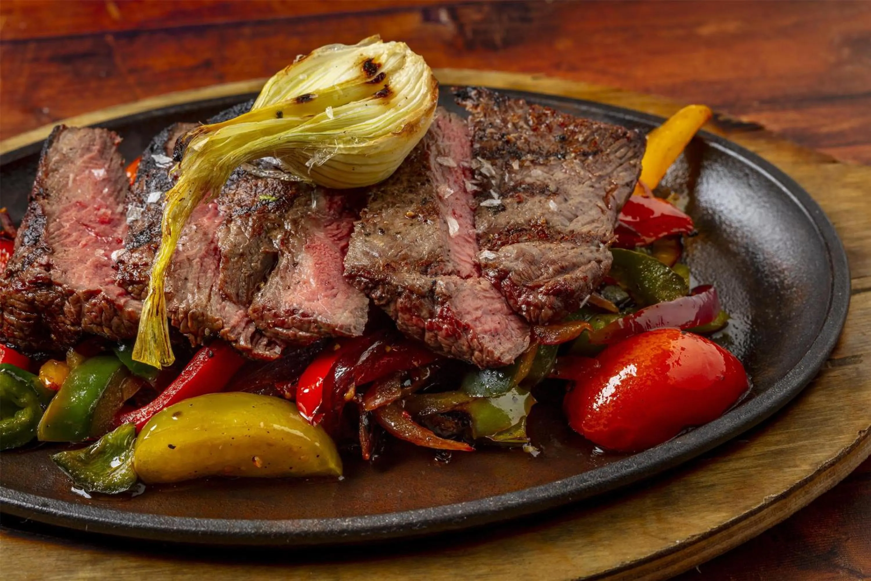 Lounge or bar in The Waterfront Beach Resort, A Hilton Hotel