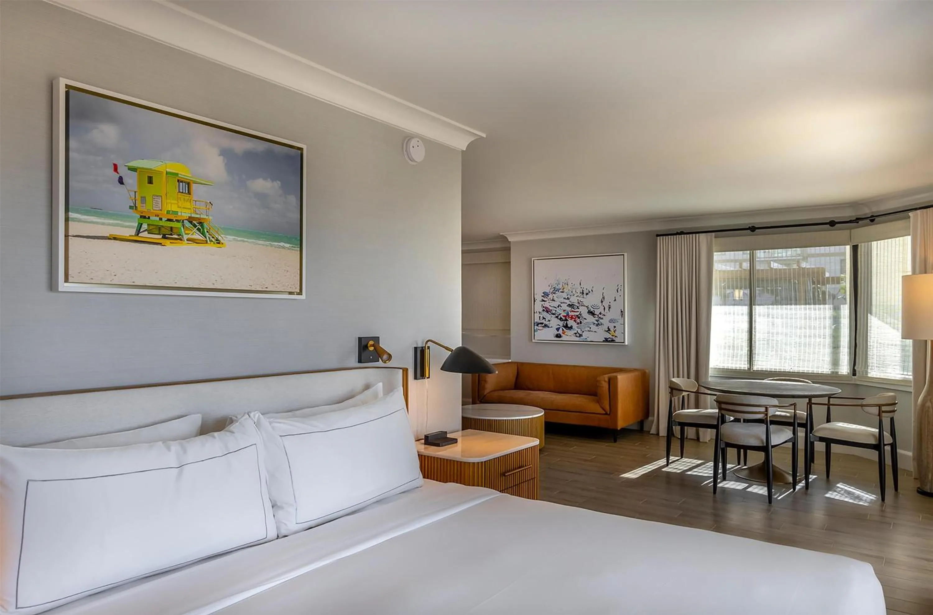 Living room, Bed in The Waterfront Beach Resort, A Hilton Hotel