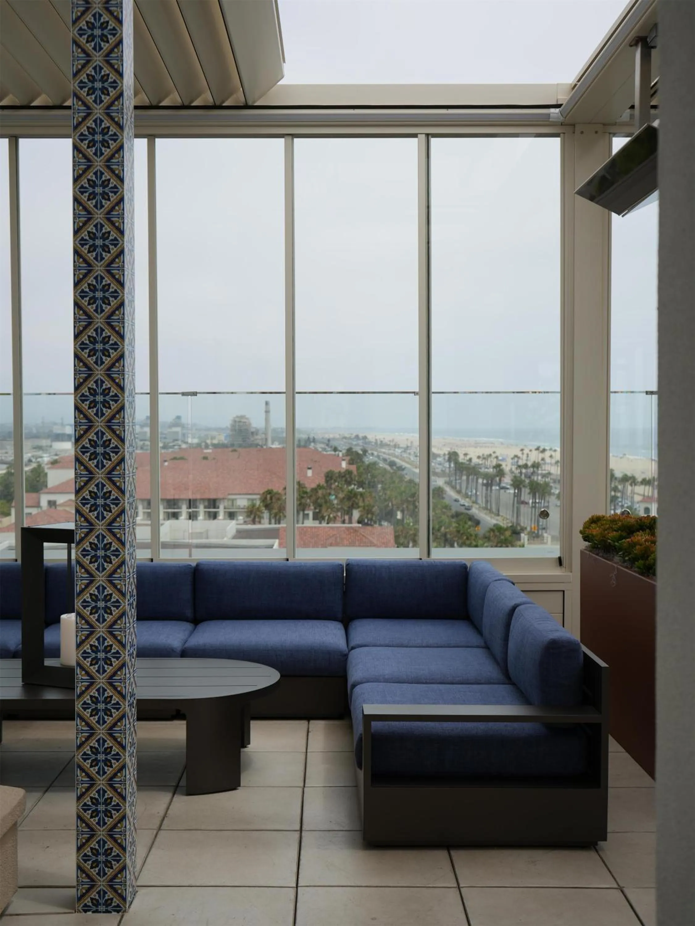 Lounge or bar in The Waterfront Beach Resort, A Hilton Hotel