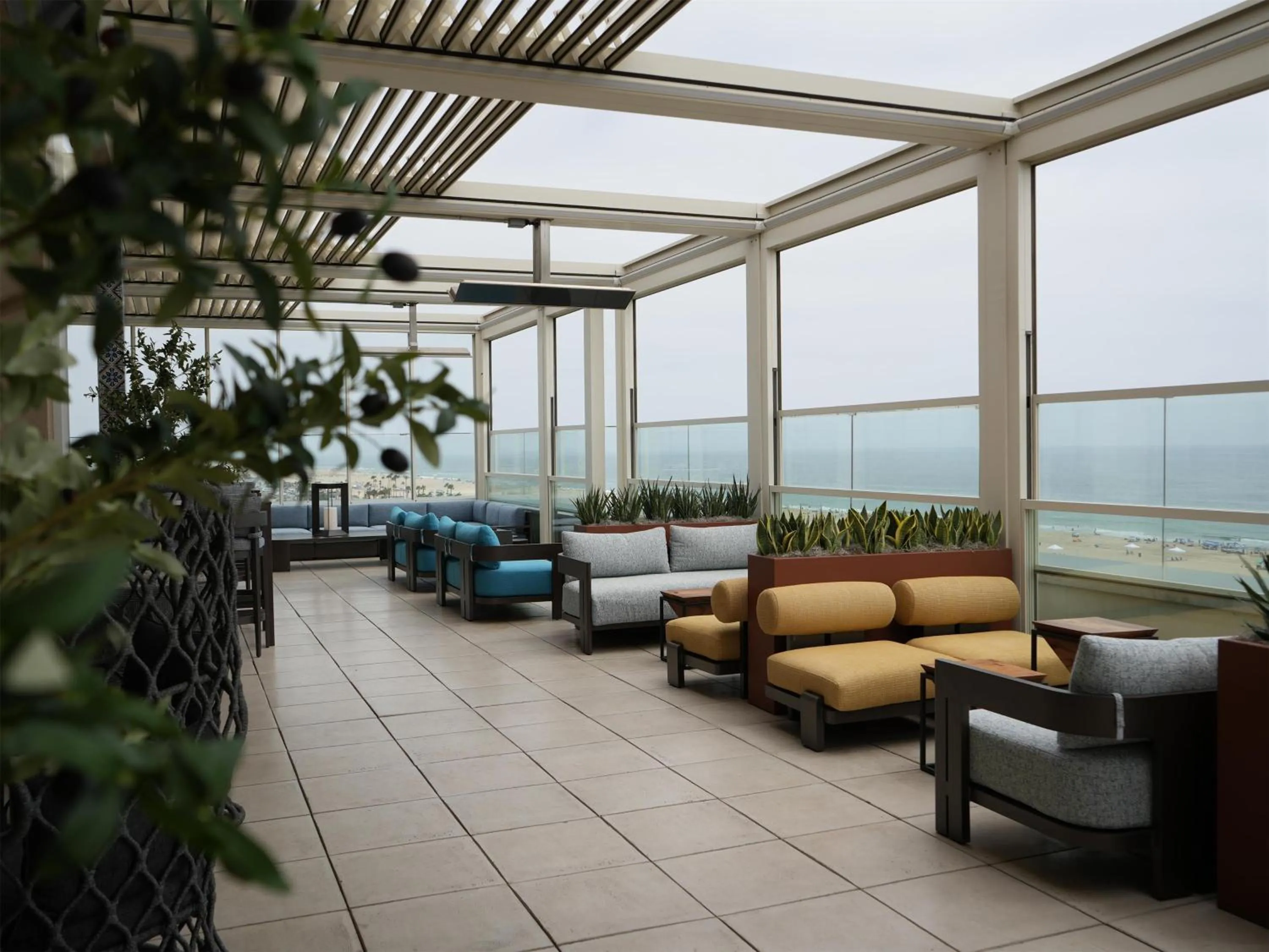 Lounge or bar in The Waterfront Beach Resort, A Hilton Hotel