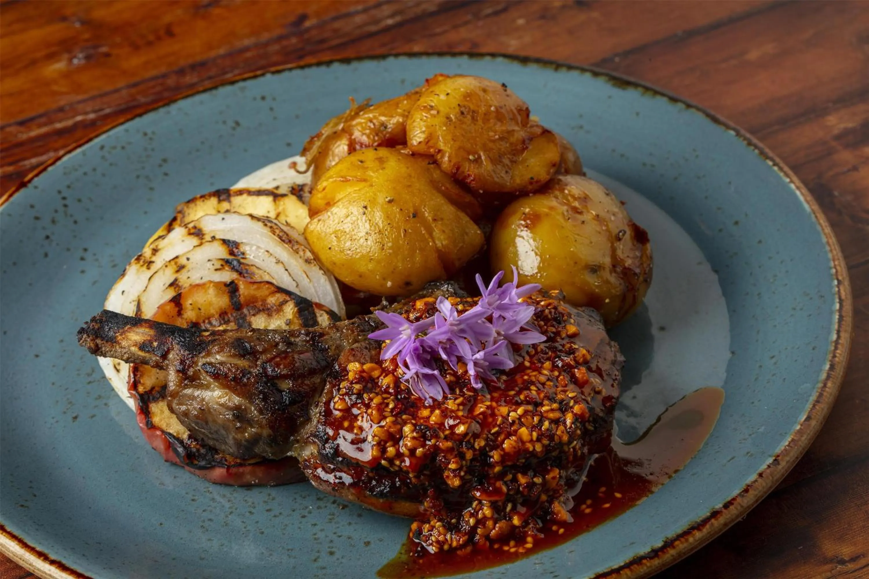 Lounge or bar in The Waterfront Beach Resort, A Hilton Hotel