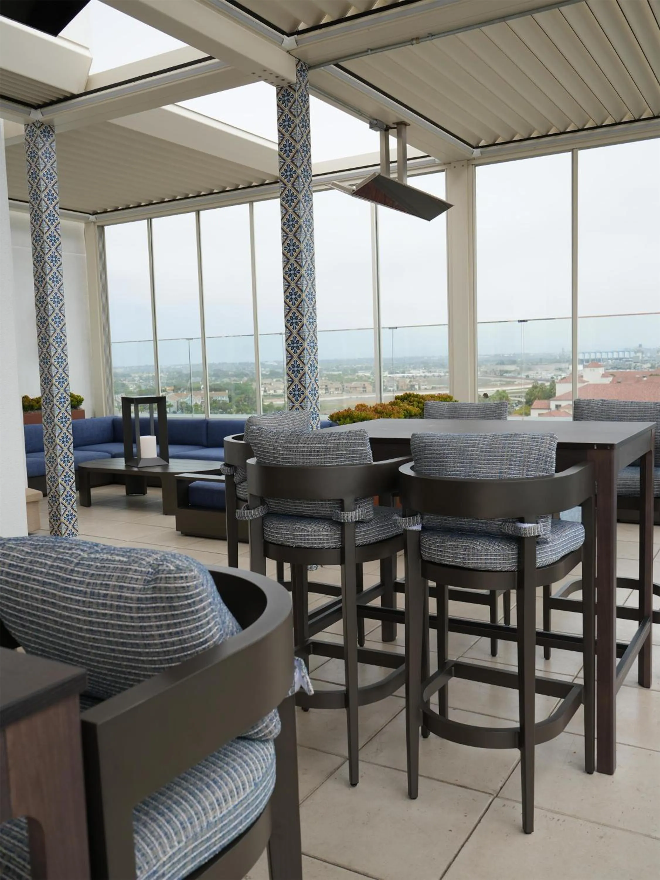 Lounge or bar in The Waterfront Beach Resort, A Hilton Hotel