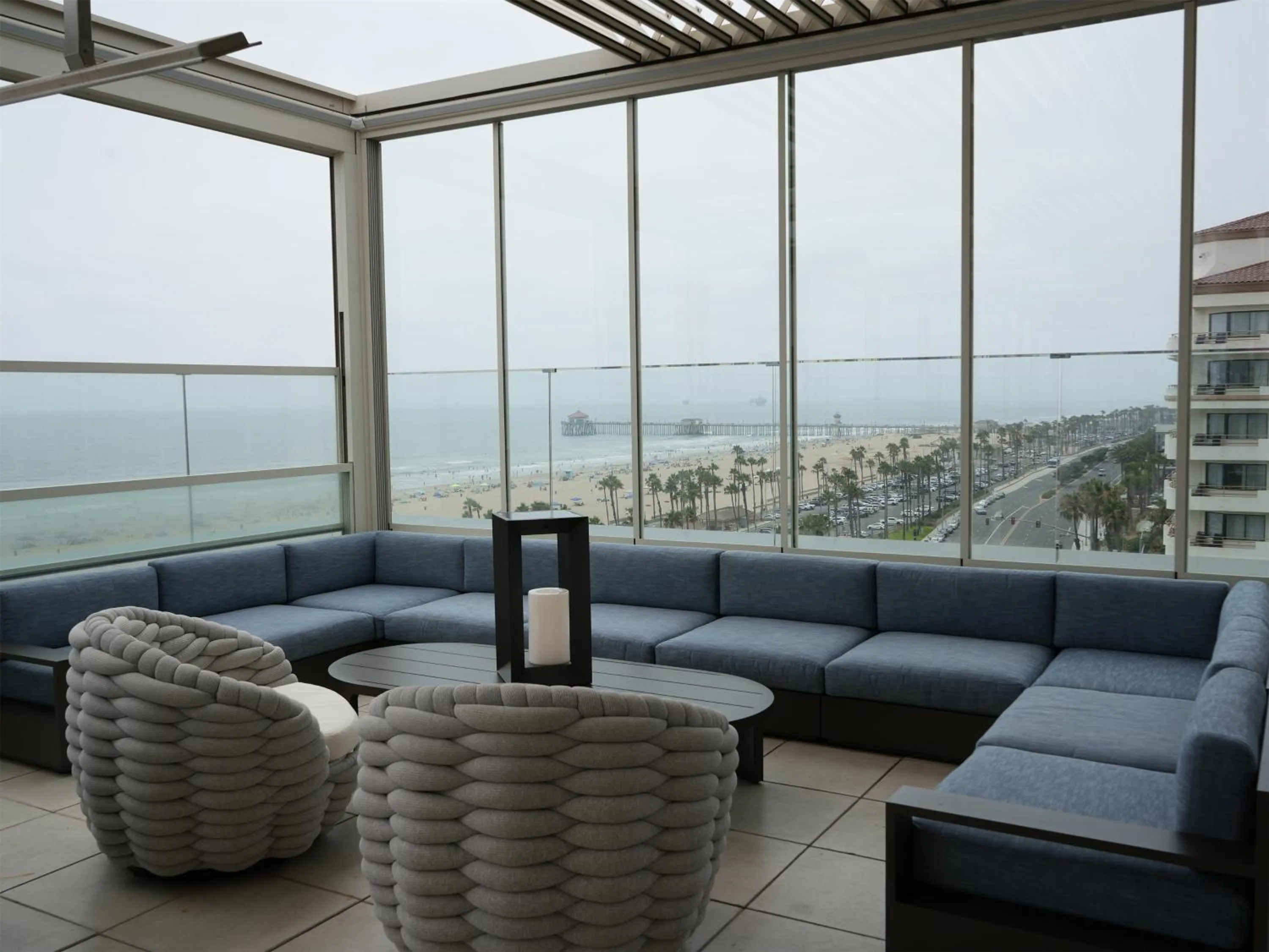 Lounge or bar in The Waterfront Beach Resort, A Hilton Hotel