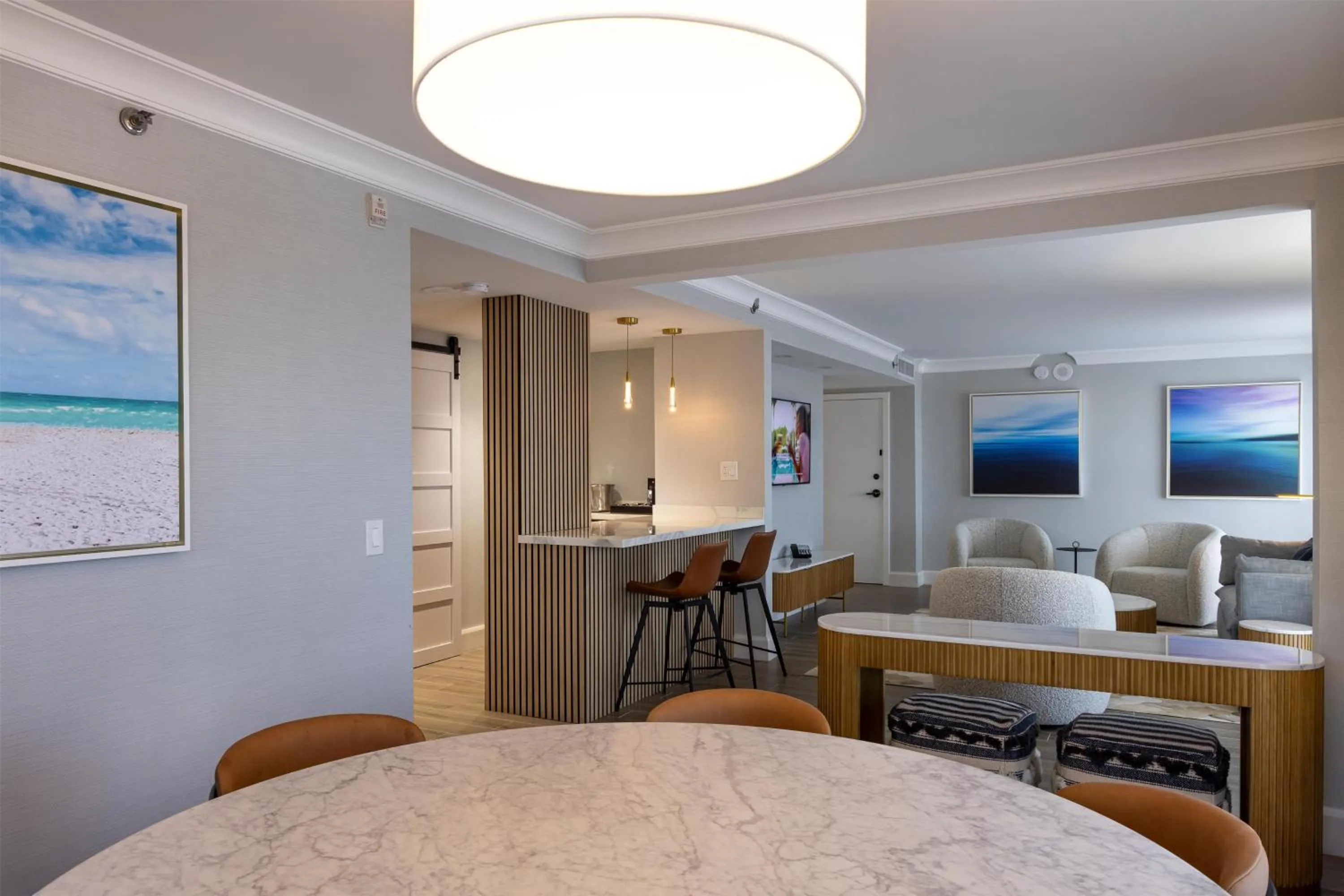 Living room in The Waterfront Beach Resort, A Hilton Hotel