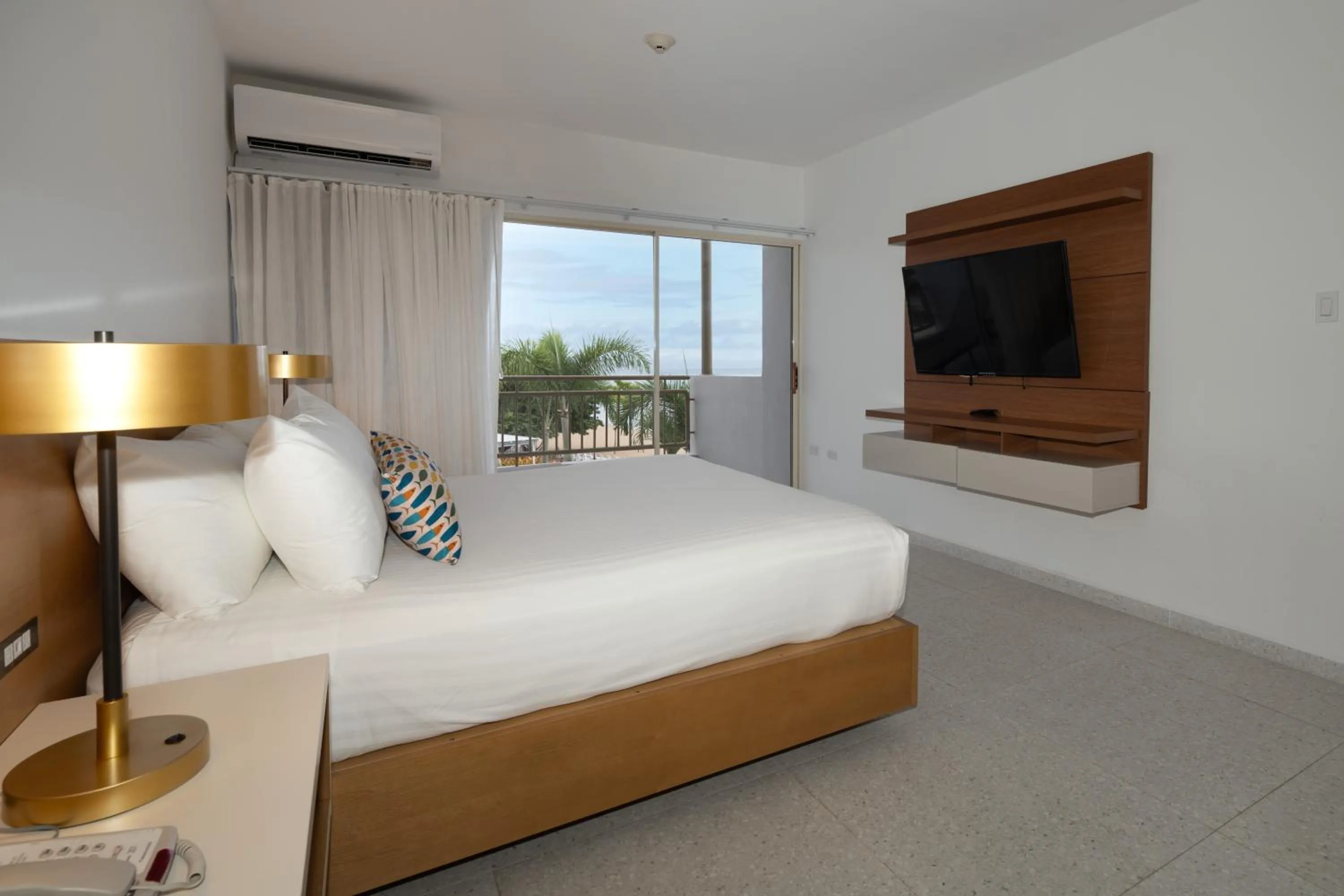 TV and multimedia, Bed in Rincon of the Seas Grand Caribbean Hotel