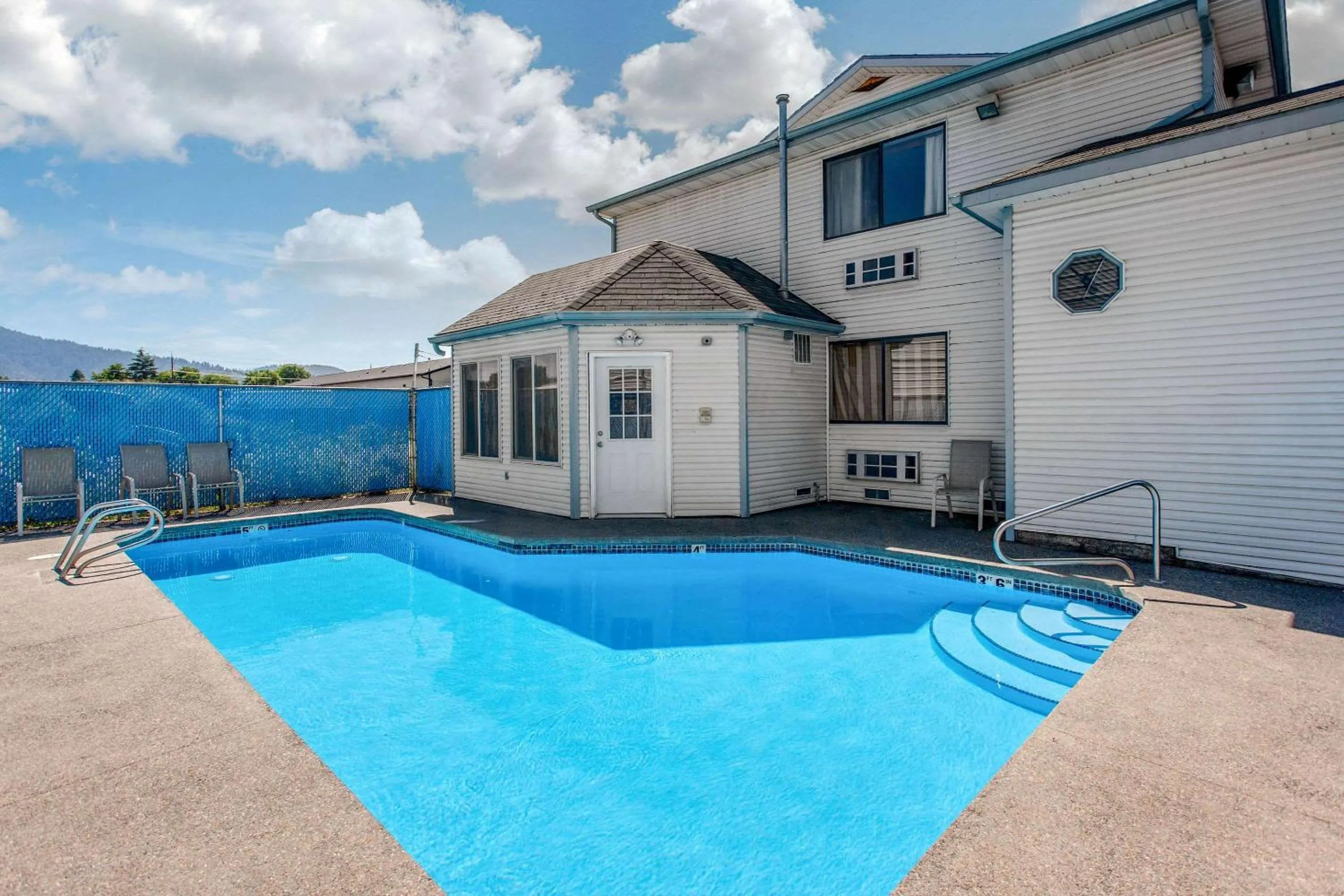 Swimming pool in Rodeway Inn Coeur d'Alene