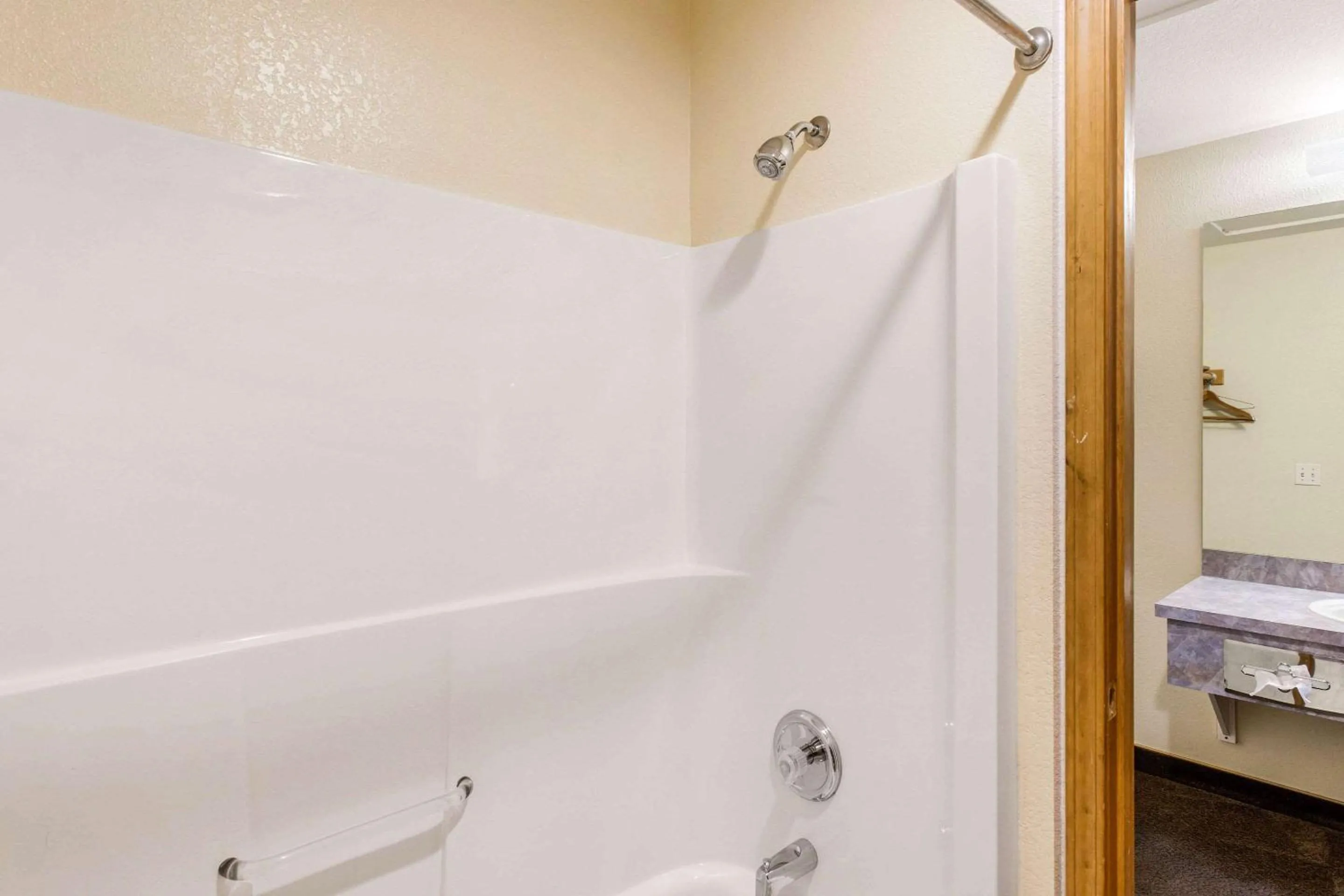 Bedroom in Rodeway Inn Coeur d'Alene