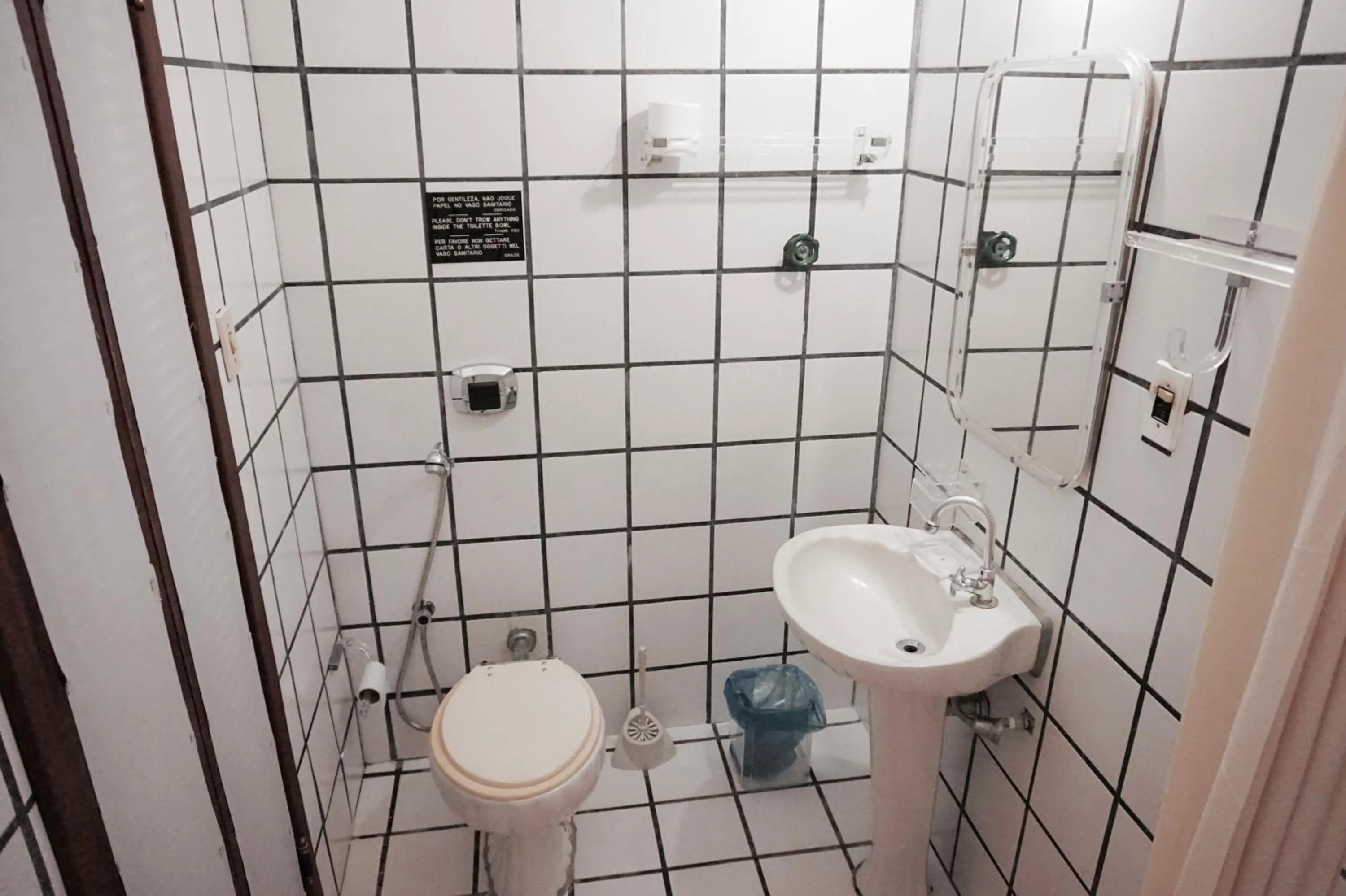 Bathroom in Novos Baianos Hostel e Pousada