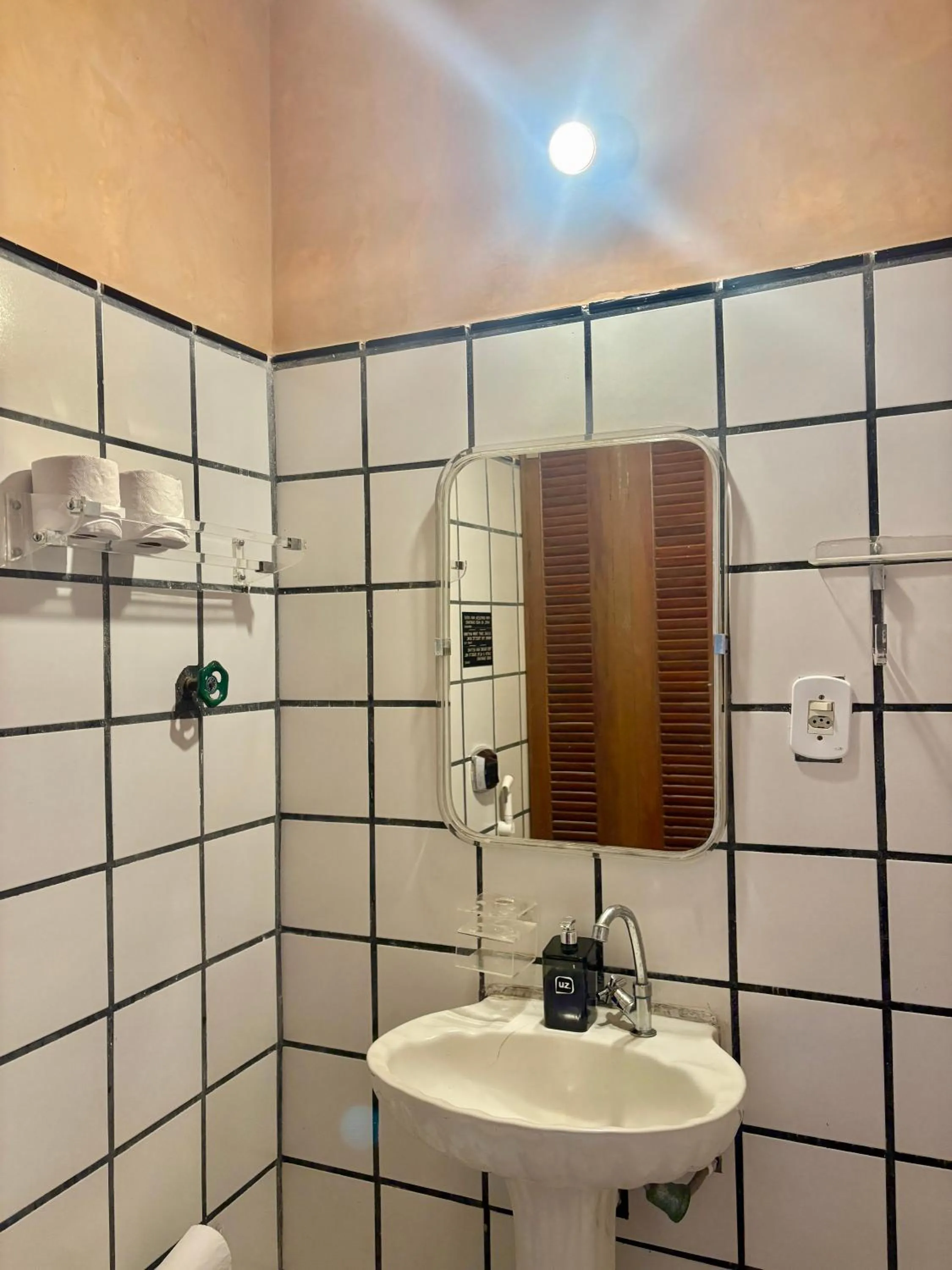 Bathroom in Novos Baianos Hostel e Pousada