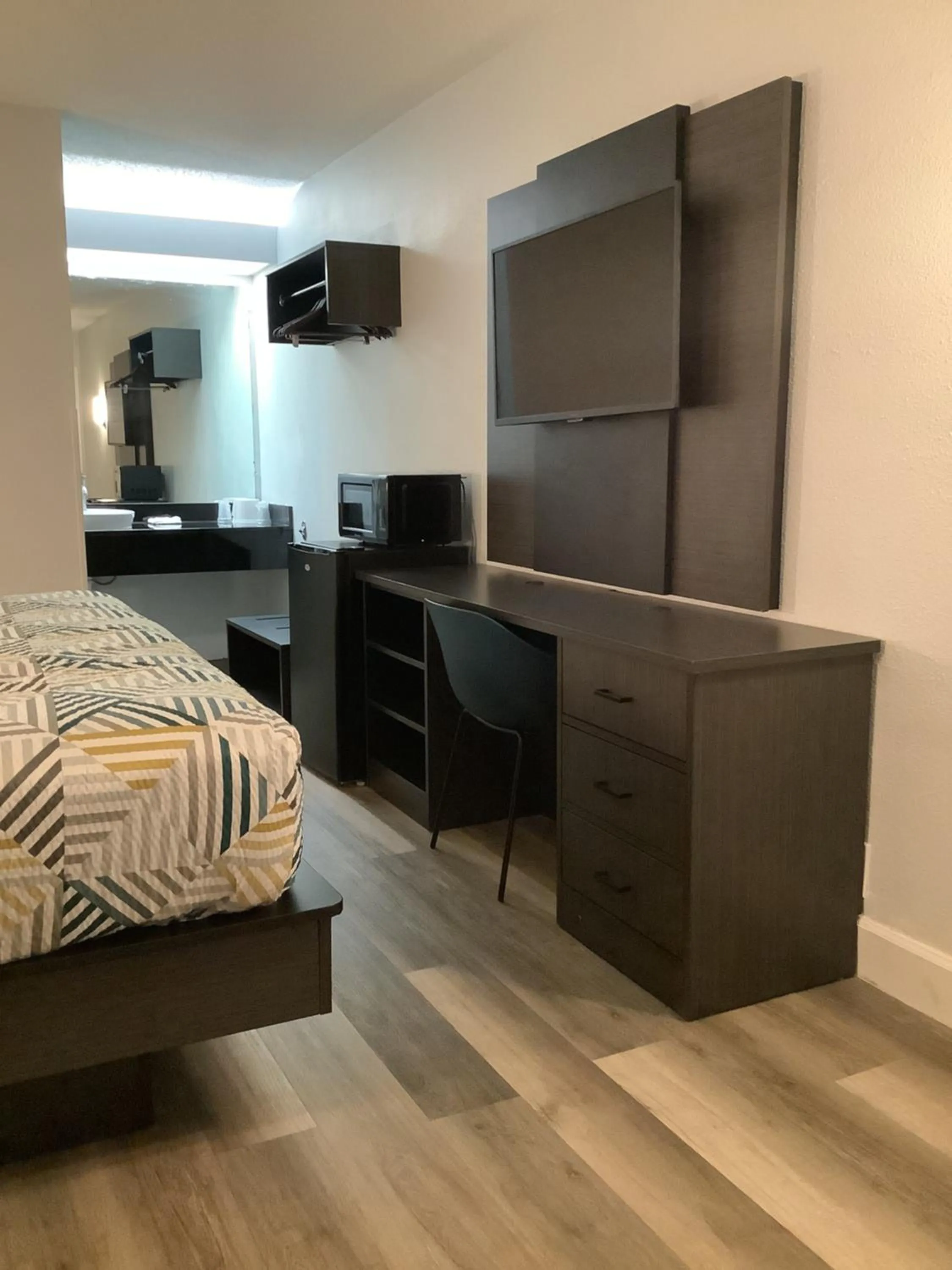 Photo of the whole room, Bed in Motel 6-Memphis, TN - East