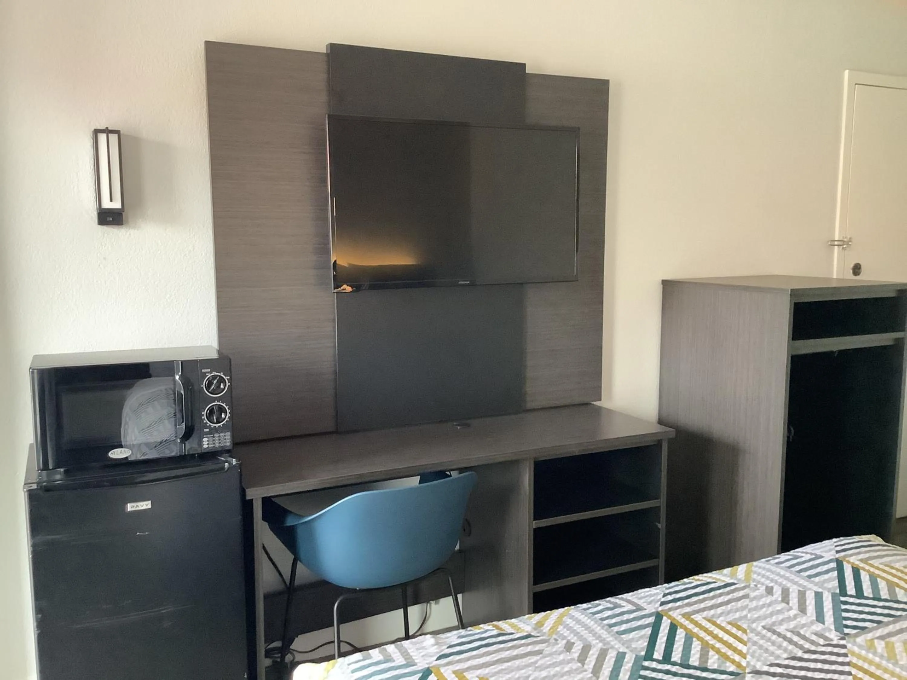 Photo of the whole room, Bed in Motel 6-Memphis, TN - East