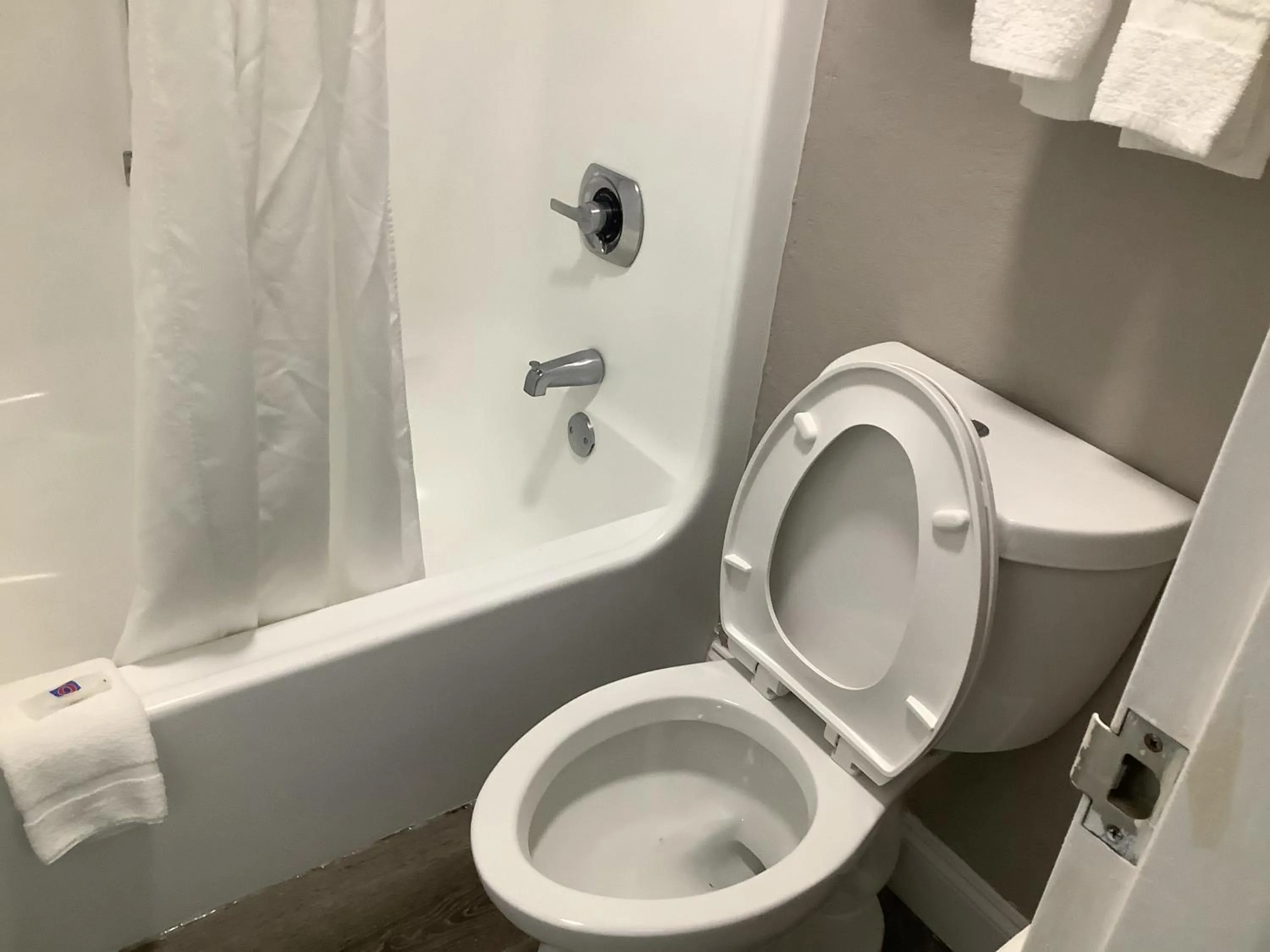 Bath in Motel 6-Memphis, TN - East