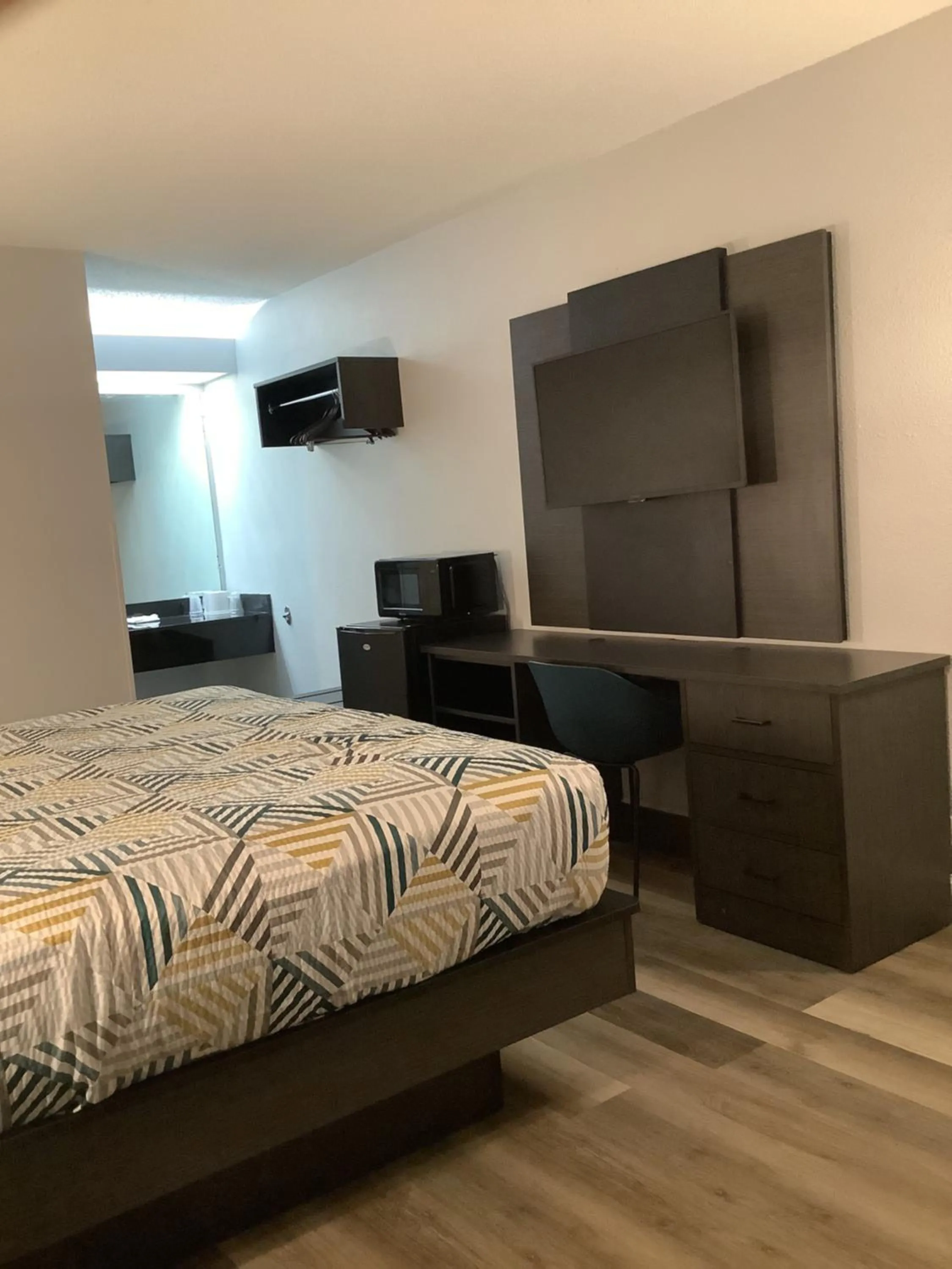 TV and multimedia, Bed in Motel 6-Memphis, TN - East