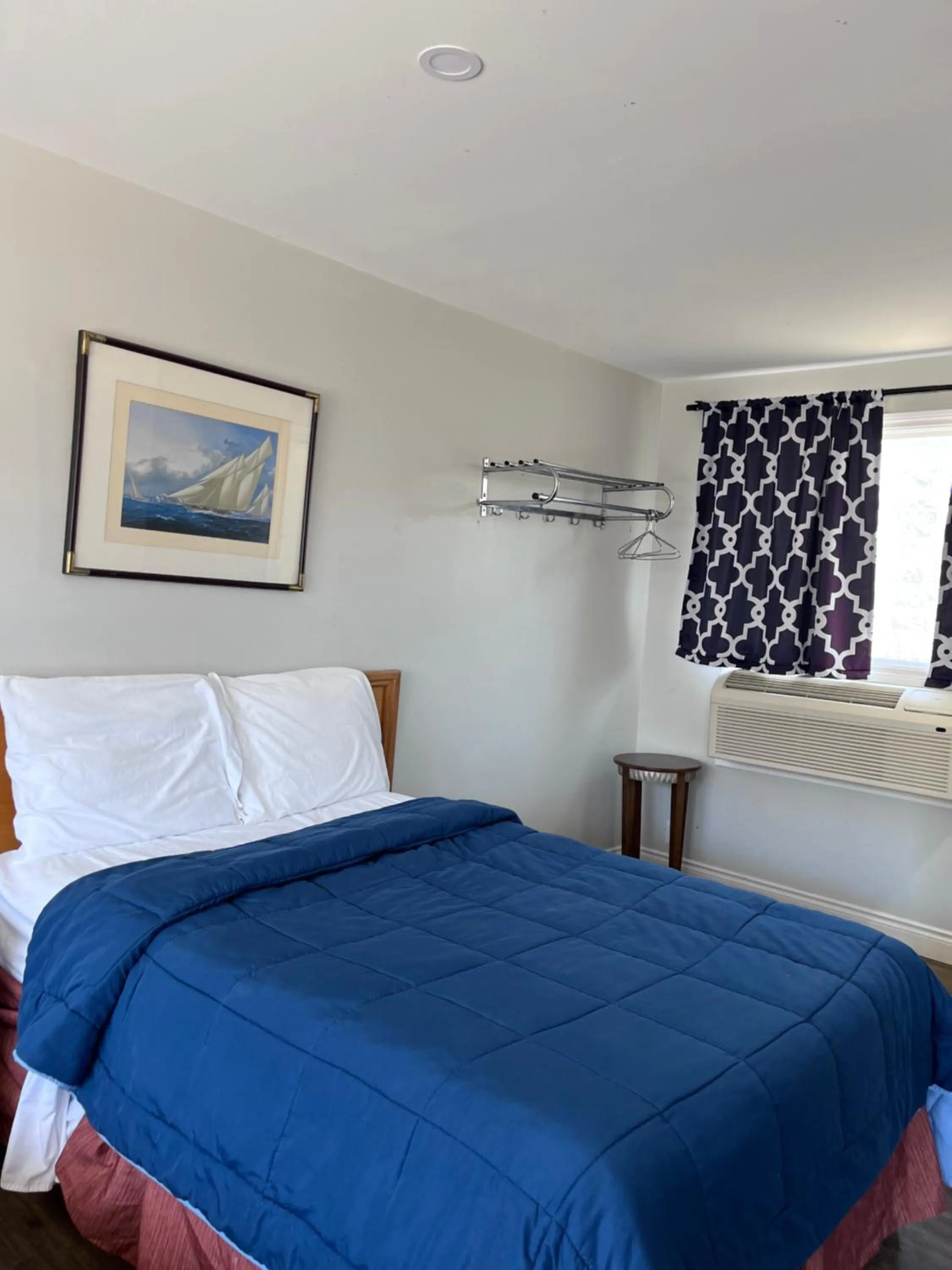 Bed in Knights Inn - Park Villa Motel, Midland