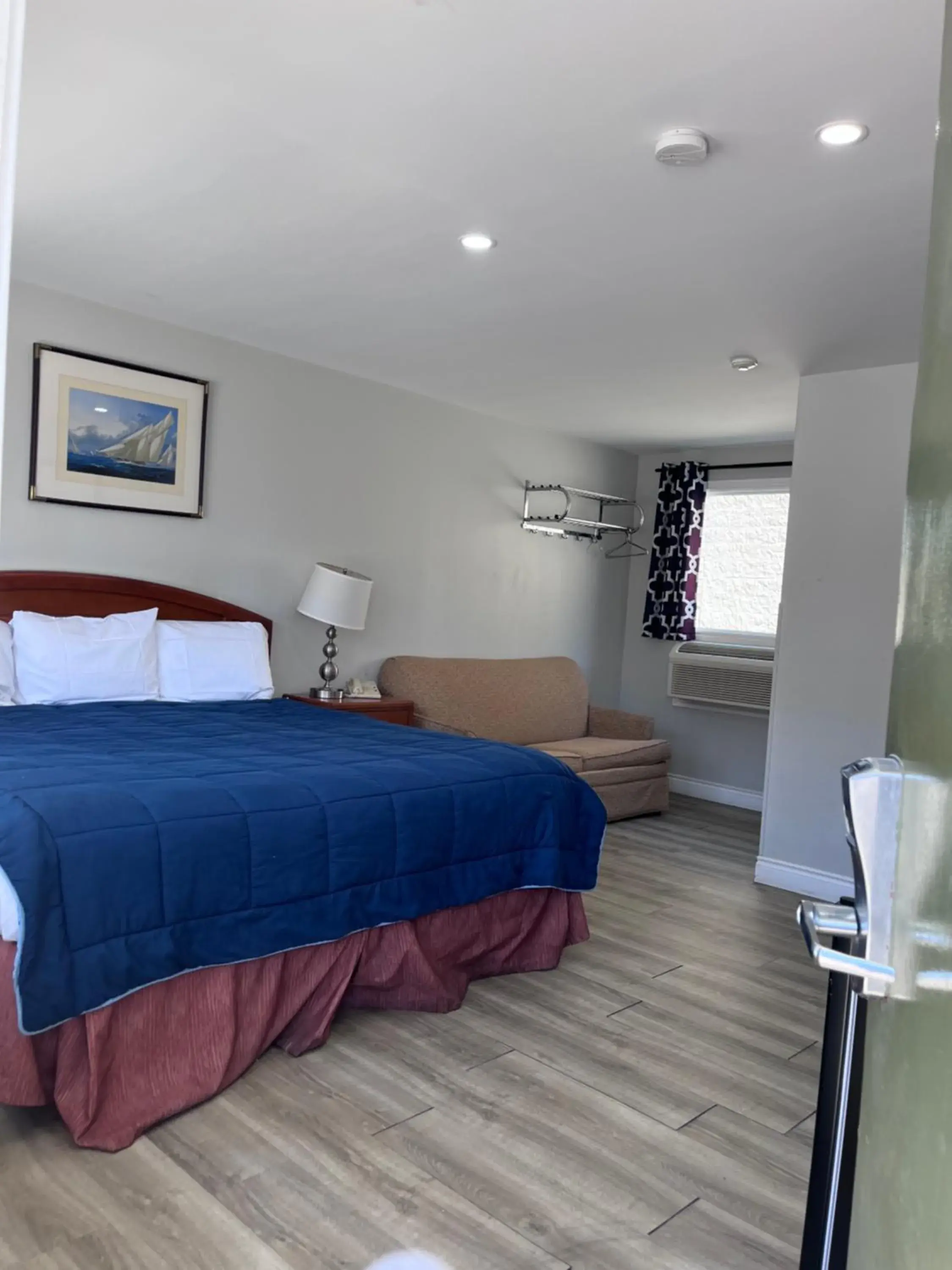 King Room - Non-Smoking in Knights Inn - Park Villa Motel, Midland King Room - Non-Smoking in Knights Inn - Park Villa Motel, Midland