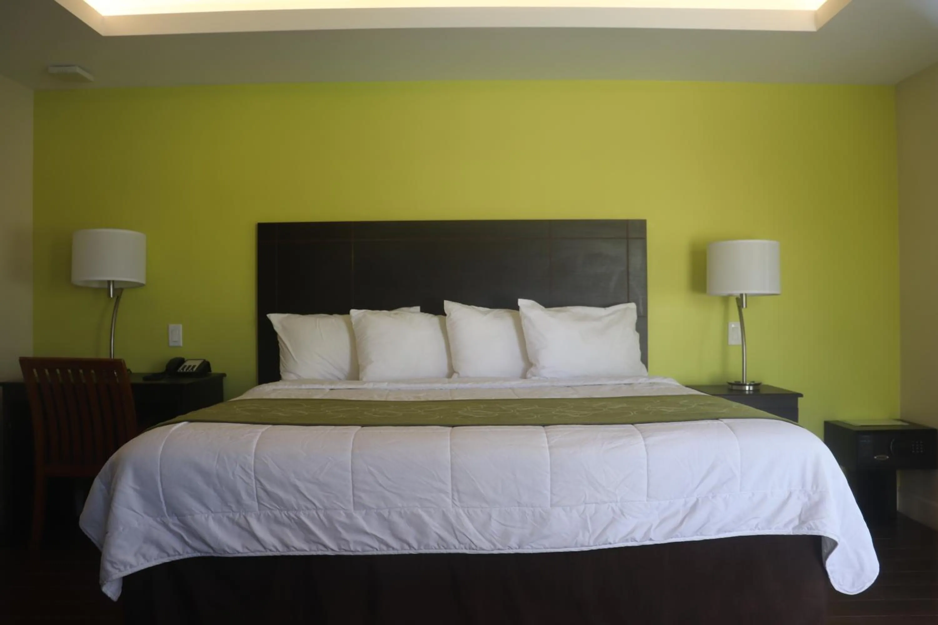 Photo of the whole room, Bed in Curtis Inn & Suites