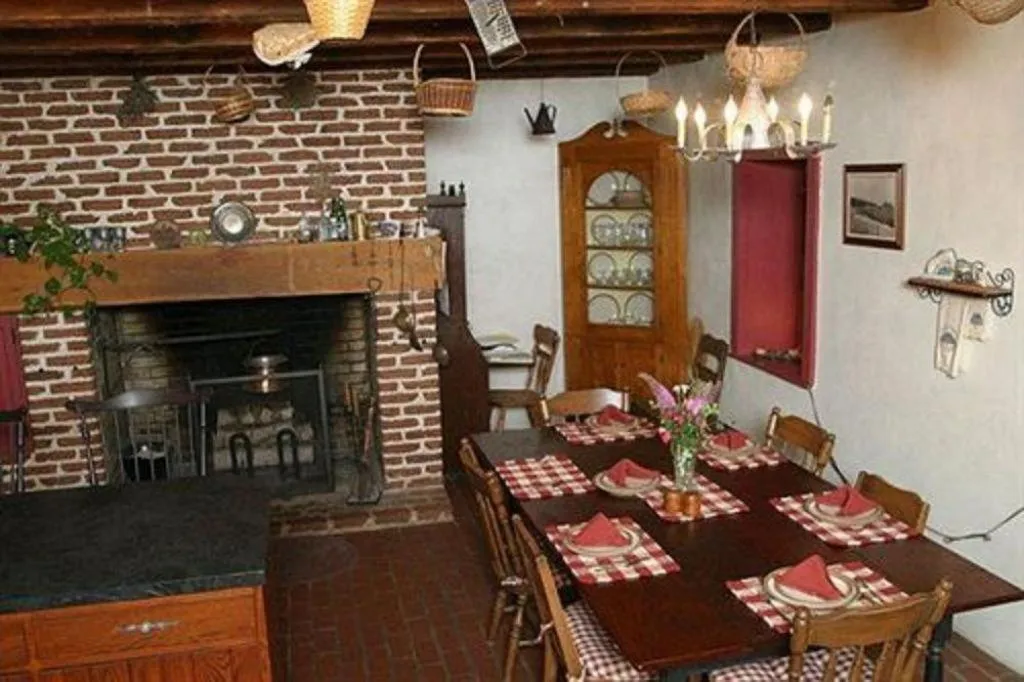 Dining area in Brownstone Colonial Inn